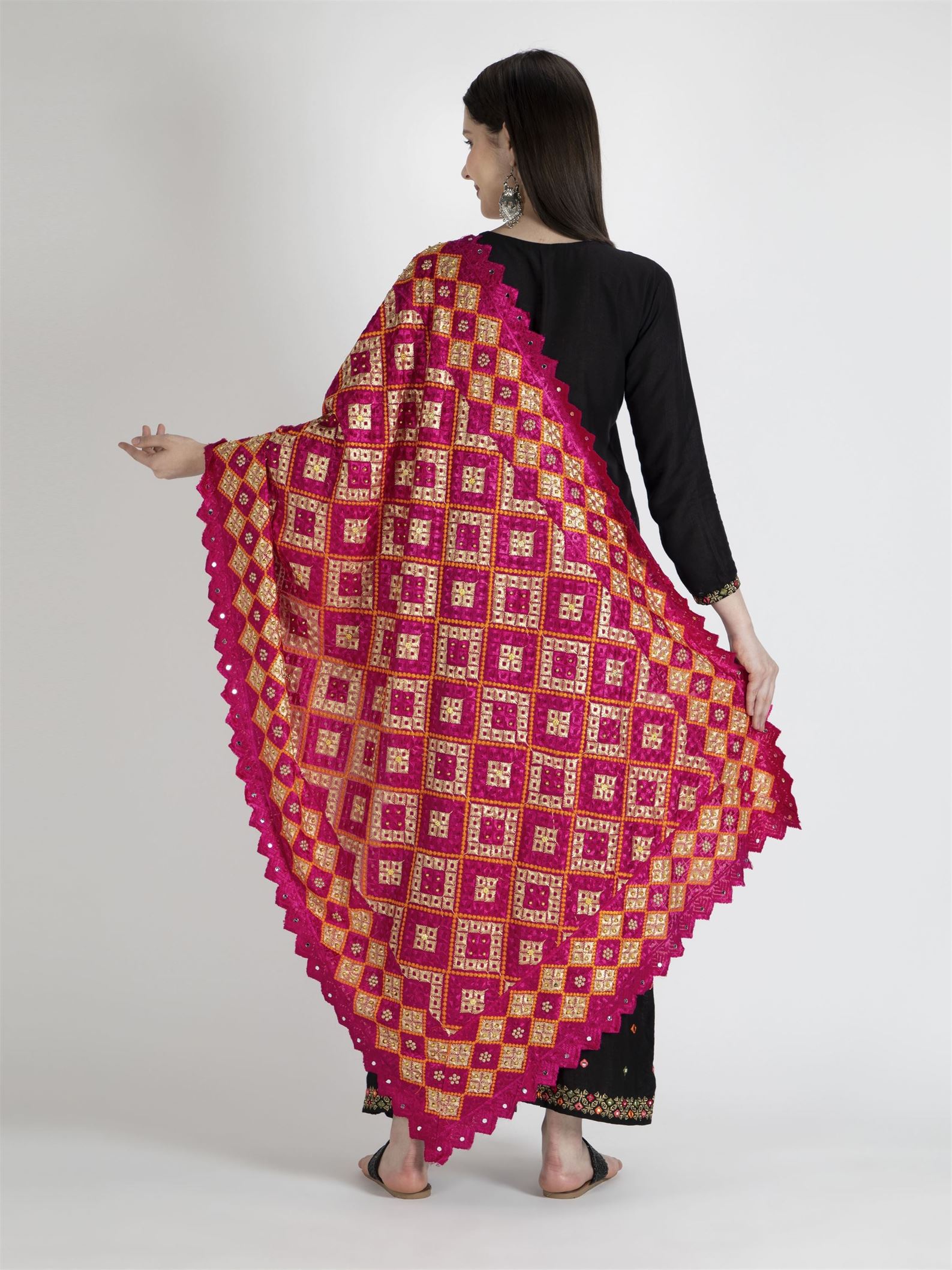 magenta-phulkari-dupatta-with-mirror-work-mcmmpd4058-4