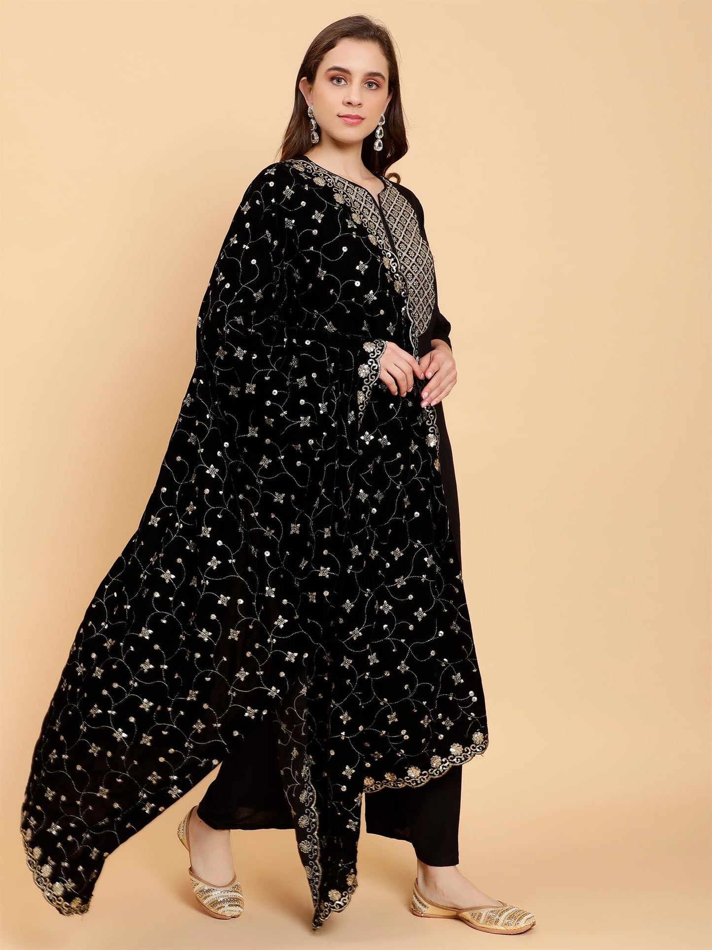 black-embellished-velvet-dupatta-mcrcvd7191-moda-chales-3