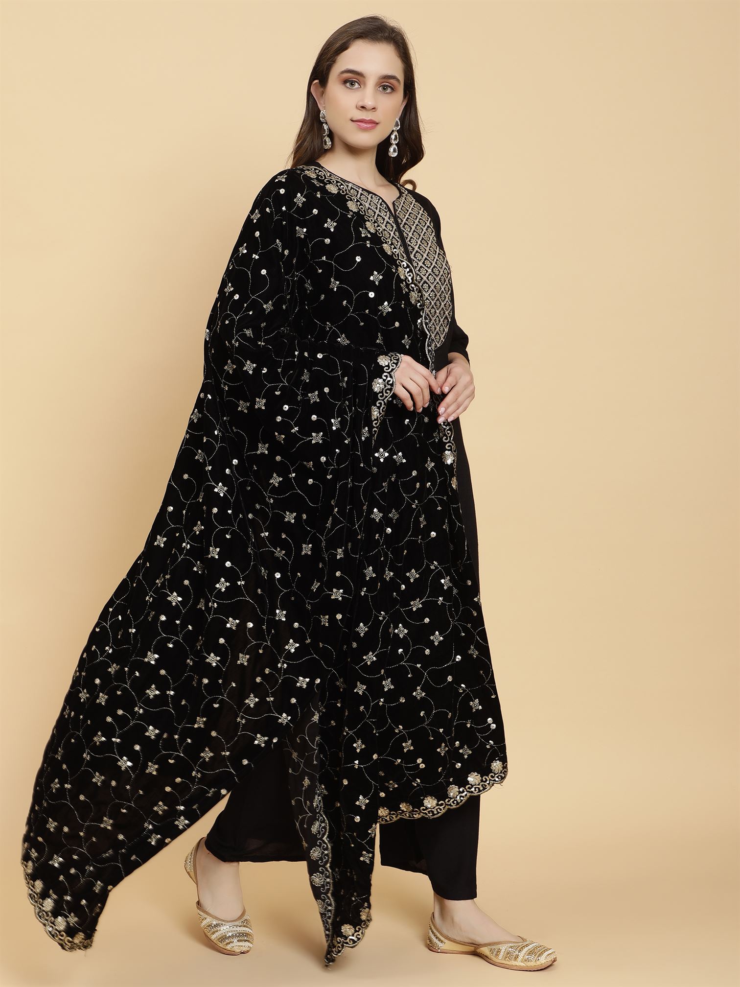 black-embellished-velvet-dupatta-mcrcvd7191-moda-chales-3