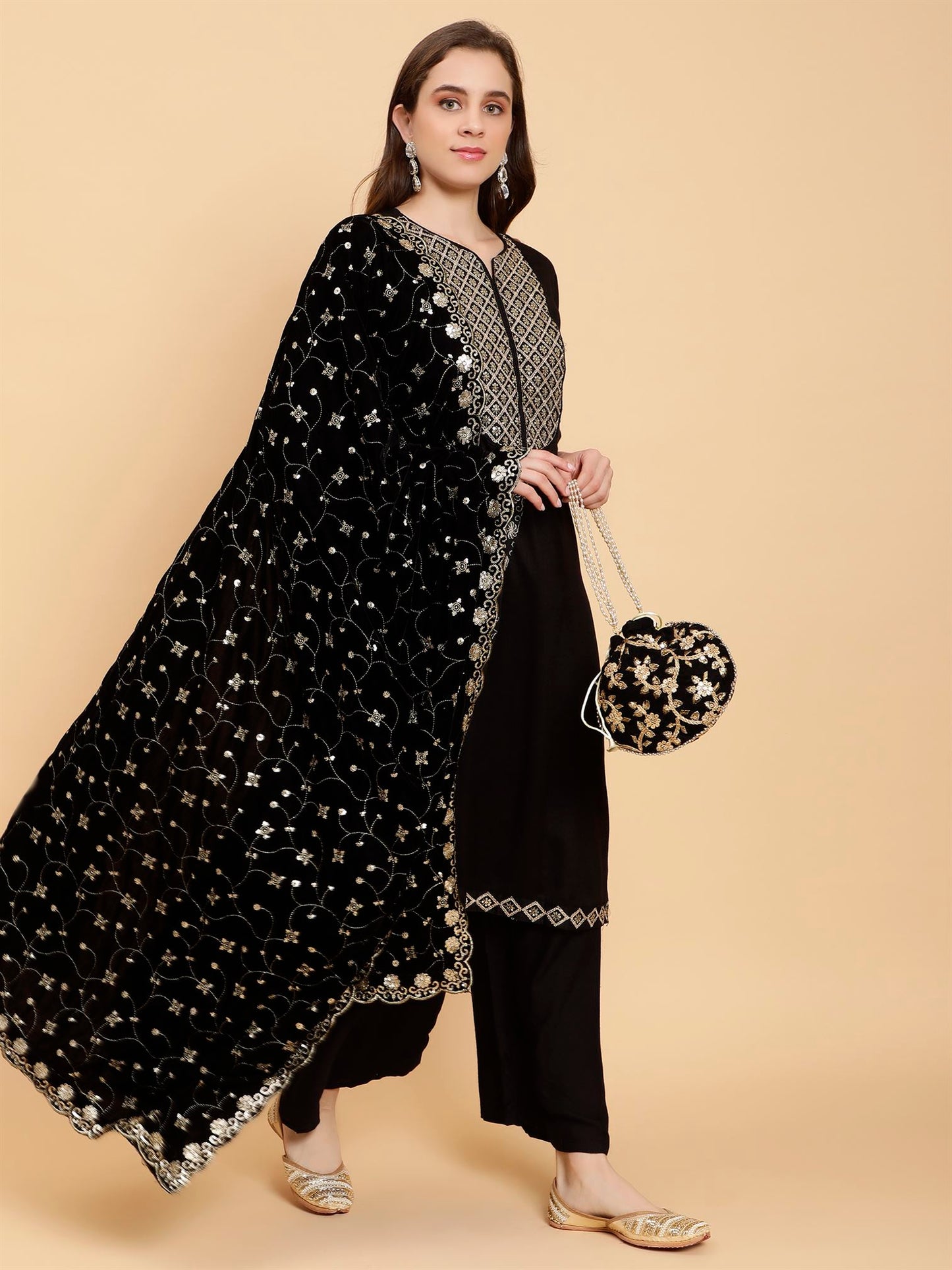 black-embellished-velvet-dupatta-mcrcvd7191-moda-chales-4