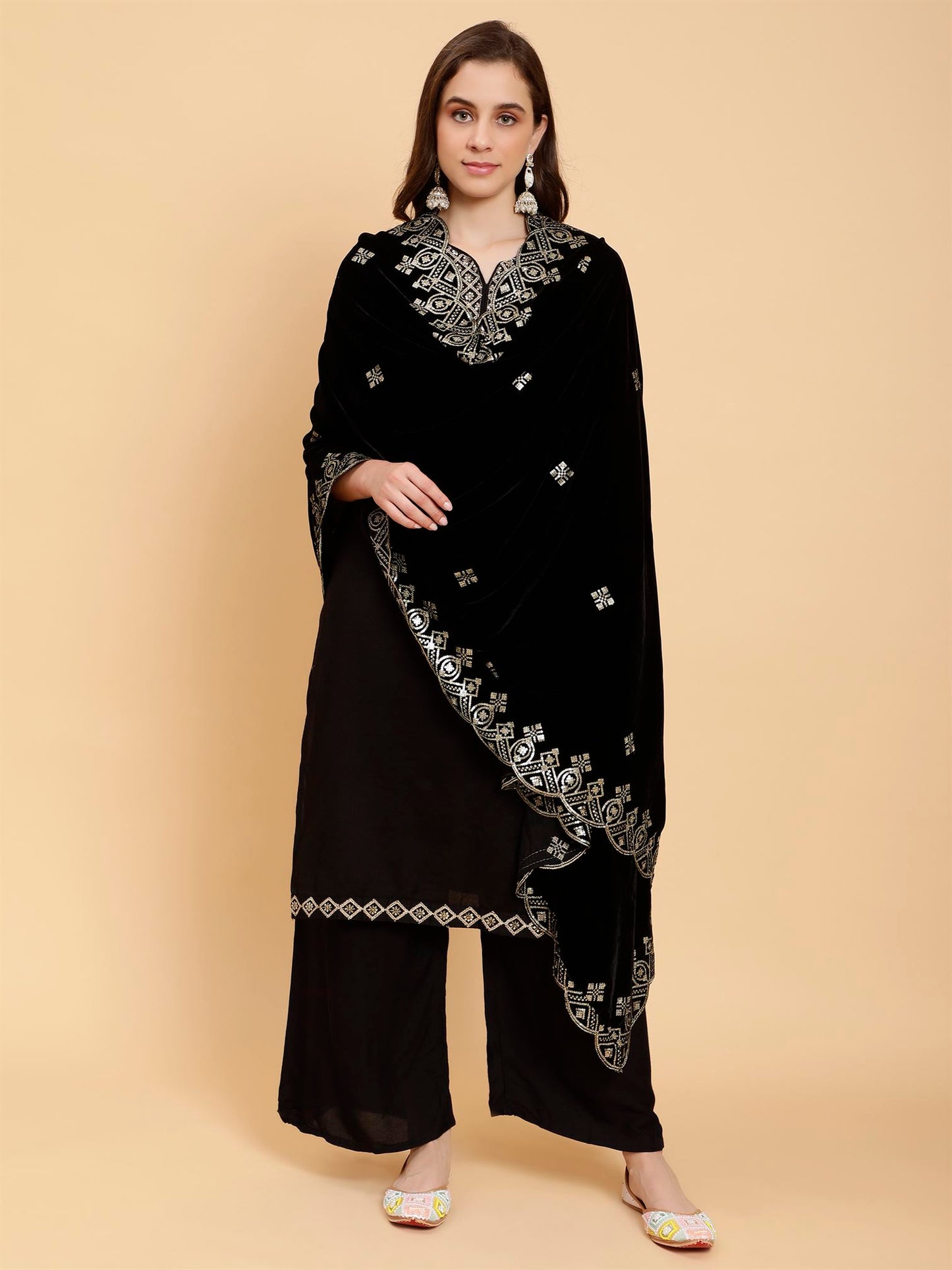 black-embellished-velvet-dupatta-mcrcvd7201-moda-chales-2