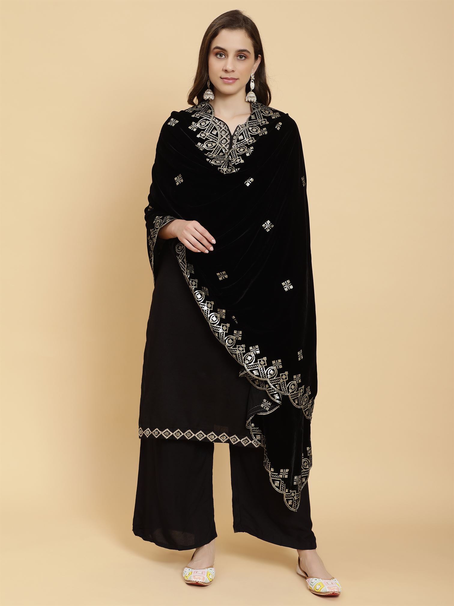 black-embellished-velvet-dupatta-mcrcvd7201-moda-chales-2