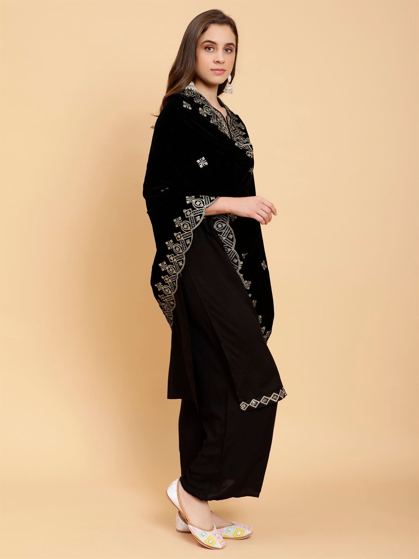 black-embellished-velvet-dupatta-mcrcvd7201-moda-chales-3