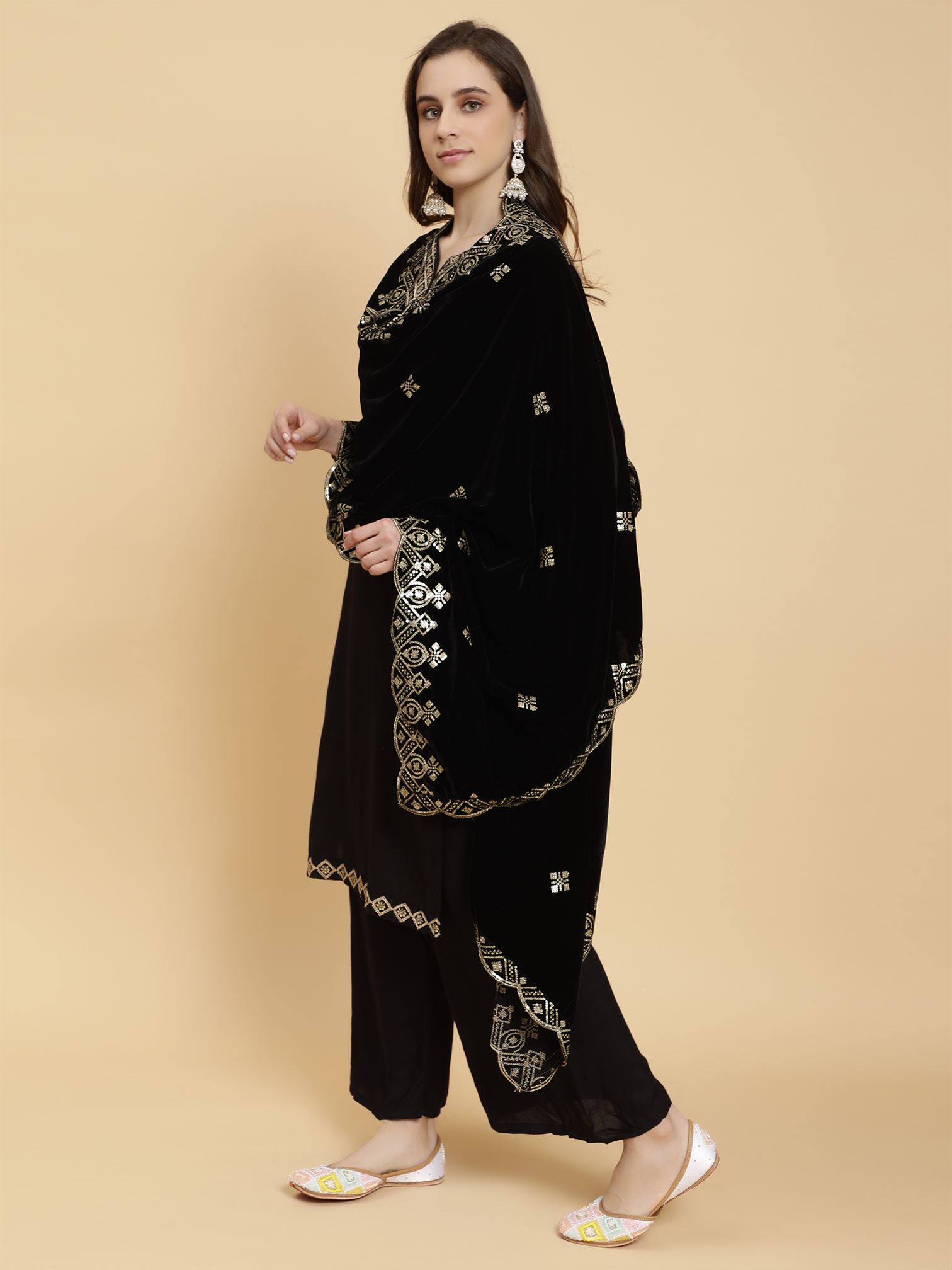 black-embellished-velvet-dupatta-mcrcvd7201-moda-chales-4