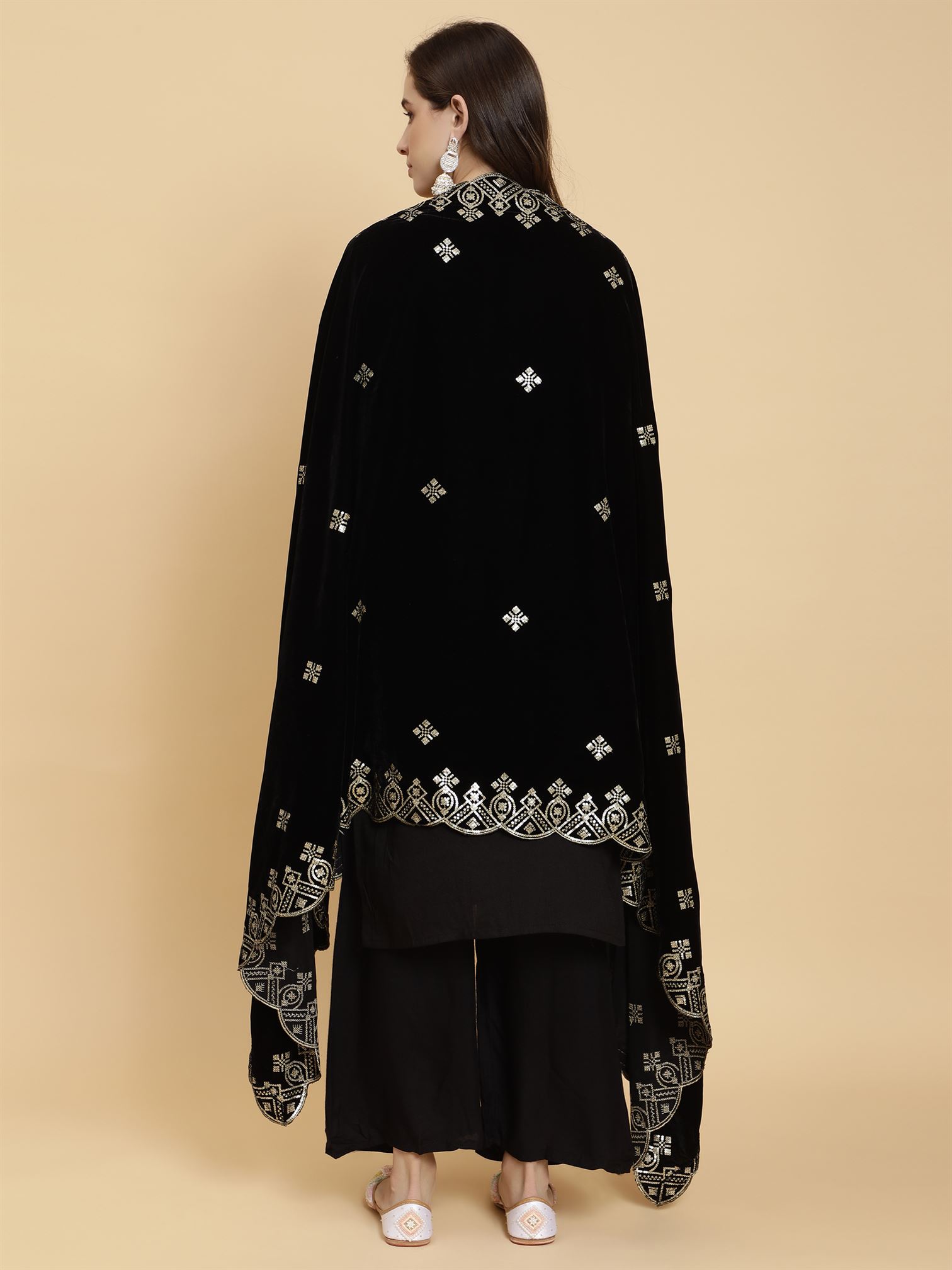 black-embellished-velvet-dupatta-mcrcvd7201-moda-chales-6