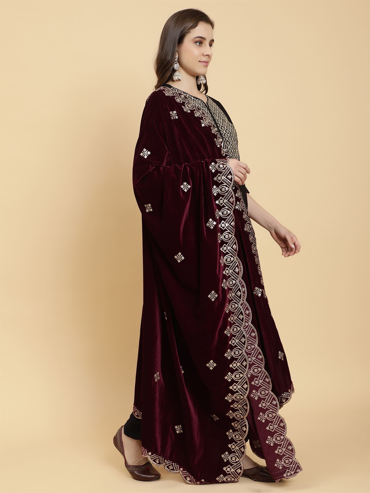 burgundy-embellished-velvet-dupatta-mcrcvd7202-moda-chales-3