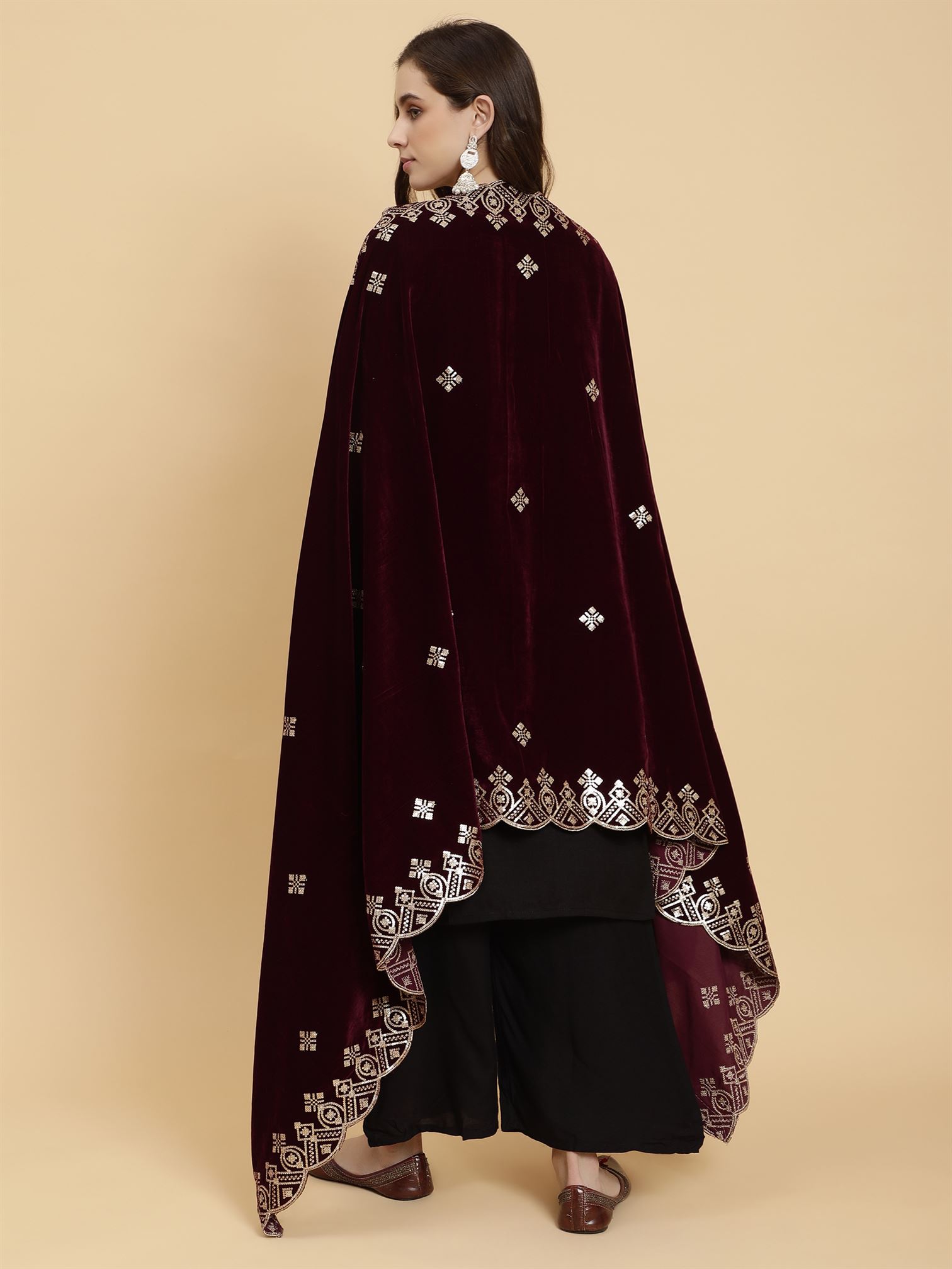 burgundy-embellished-velvet-dupatta-mcrcvd7202-moda-chales-6