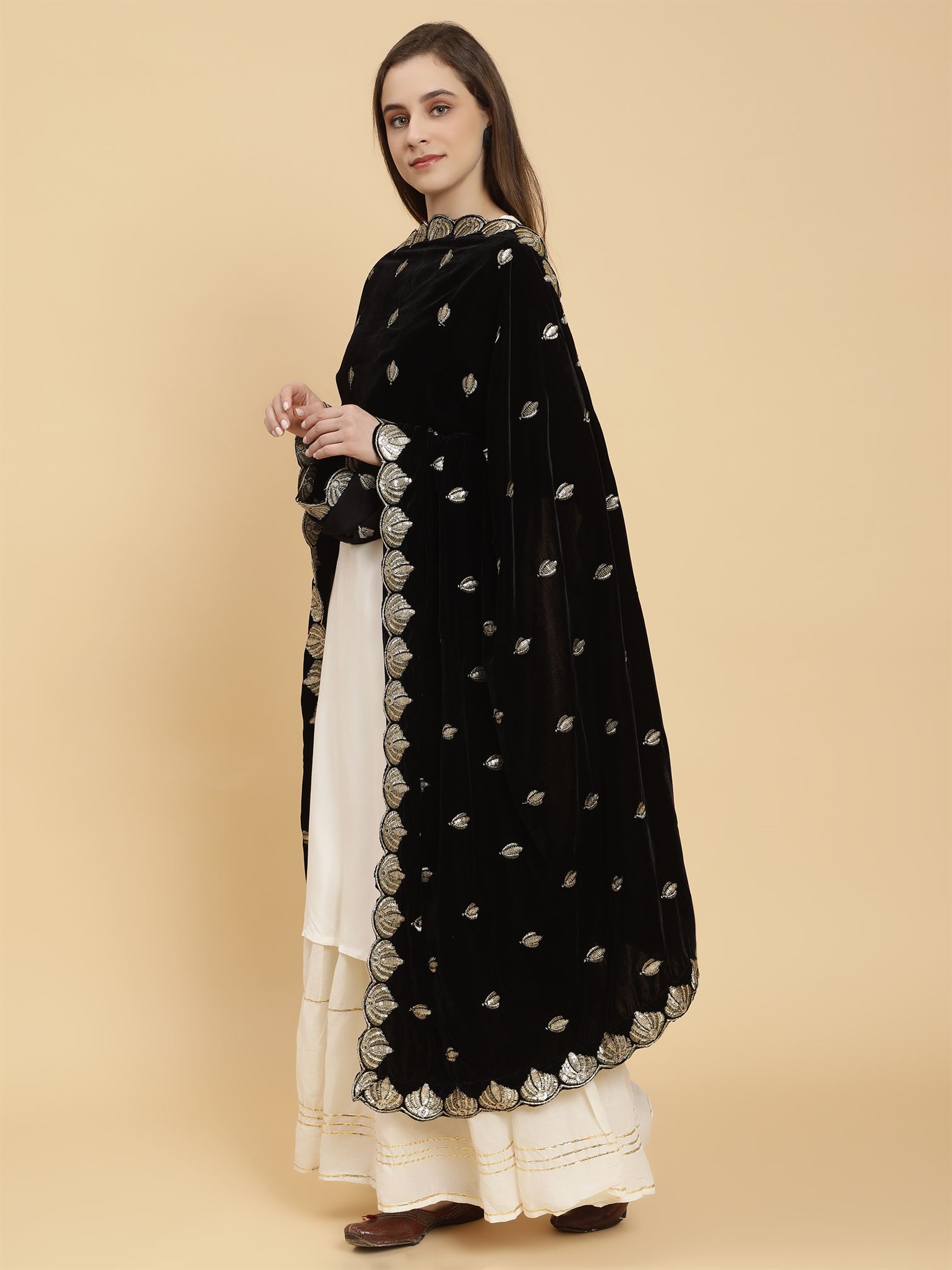 black-embellished-velvet-dupatta-mcrcvd7211-moda-chales-4