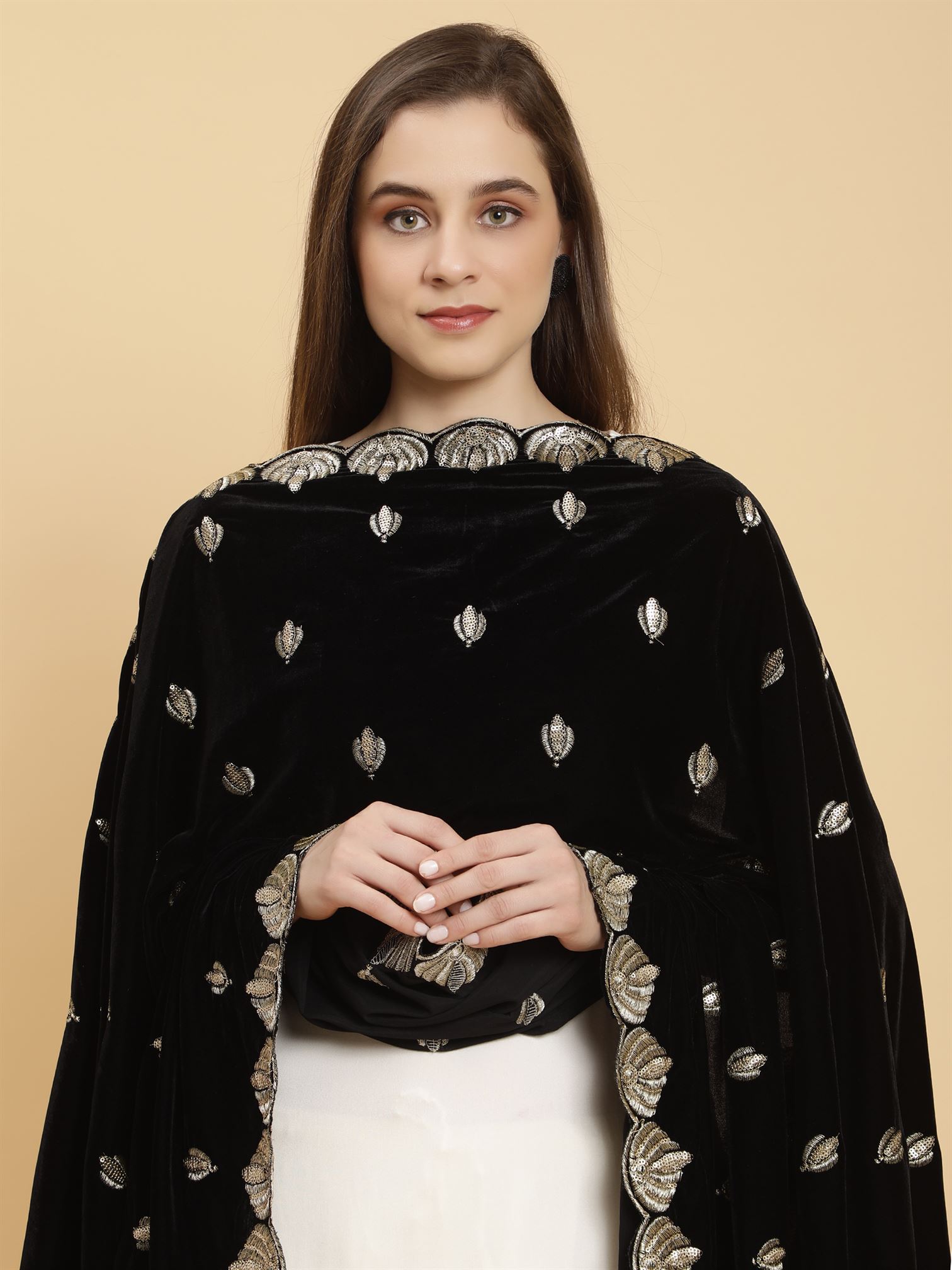 black-embellished-velvet-dupatta-mcrcvd7211-moda-chales-5