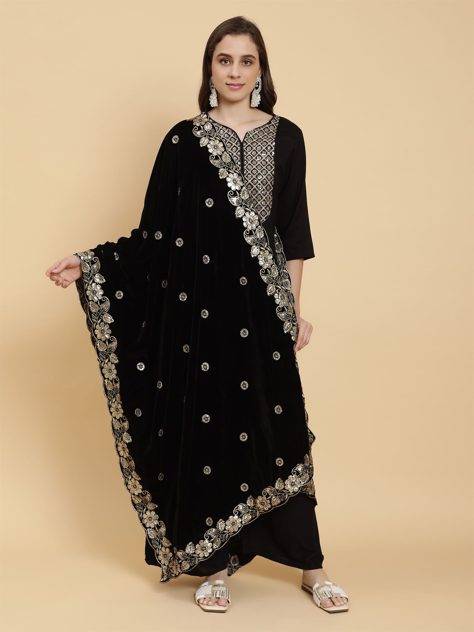 black-embellished-velvet-dupatta-mcrcvd7231-moda-chales-1