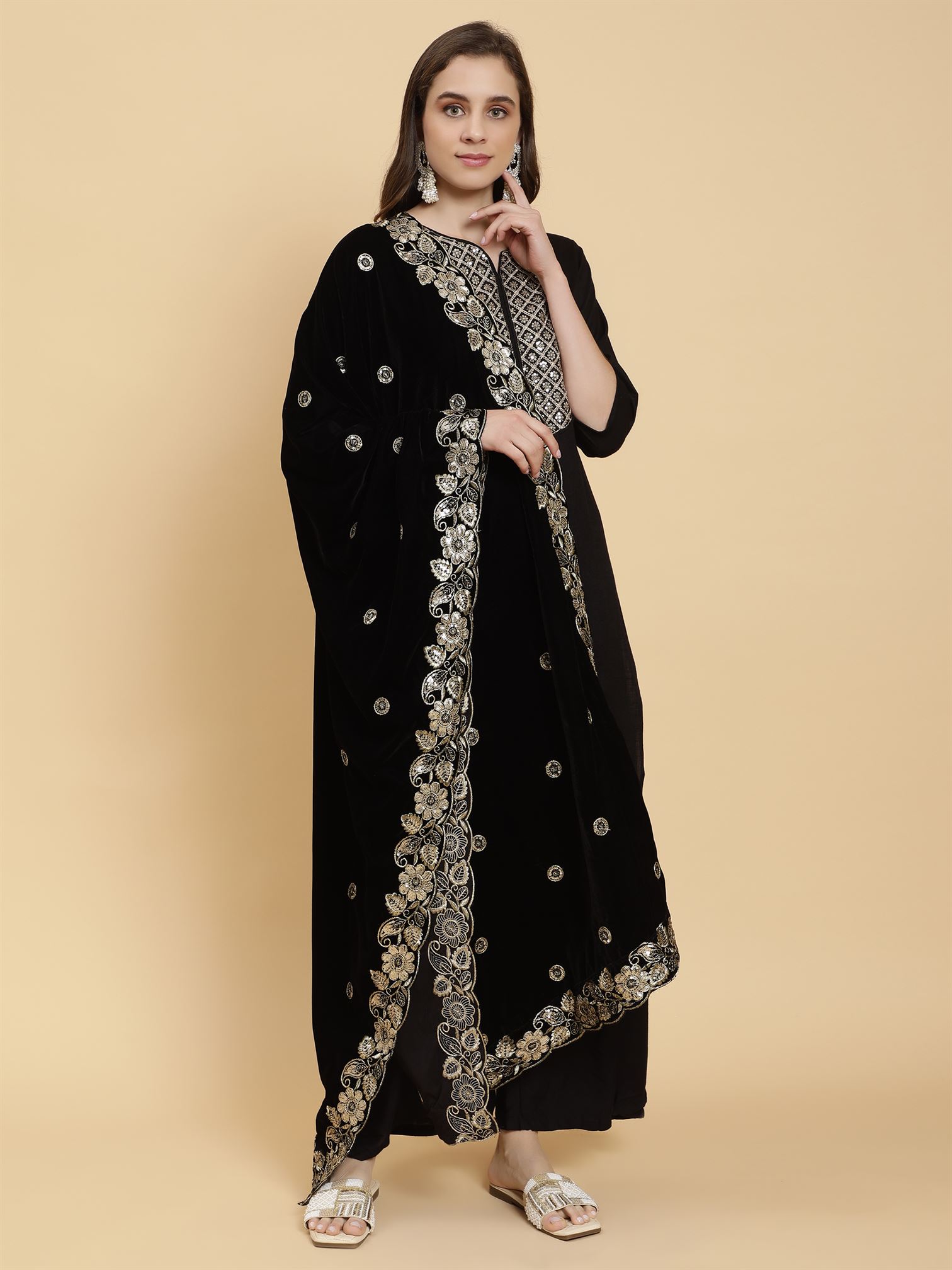 black-embellished-velvet-dupatta-mcrcvd7231-moda-chales-4