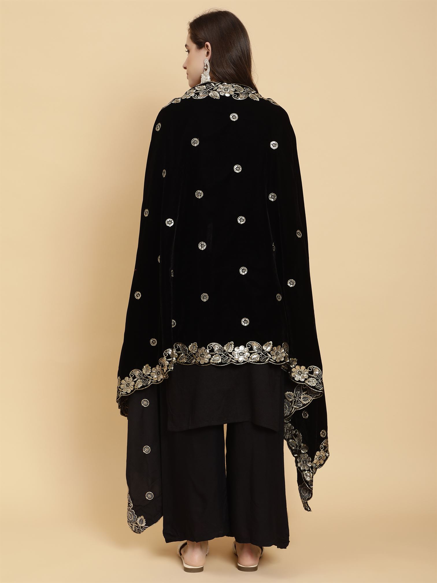 black-embellished-velvet-dupatta-mcrcvd7231-moda-chales-6