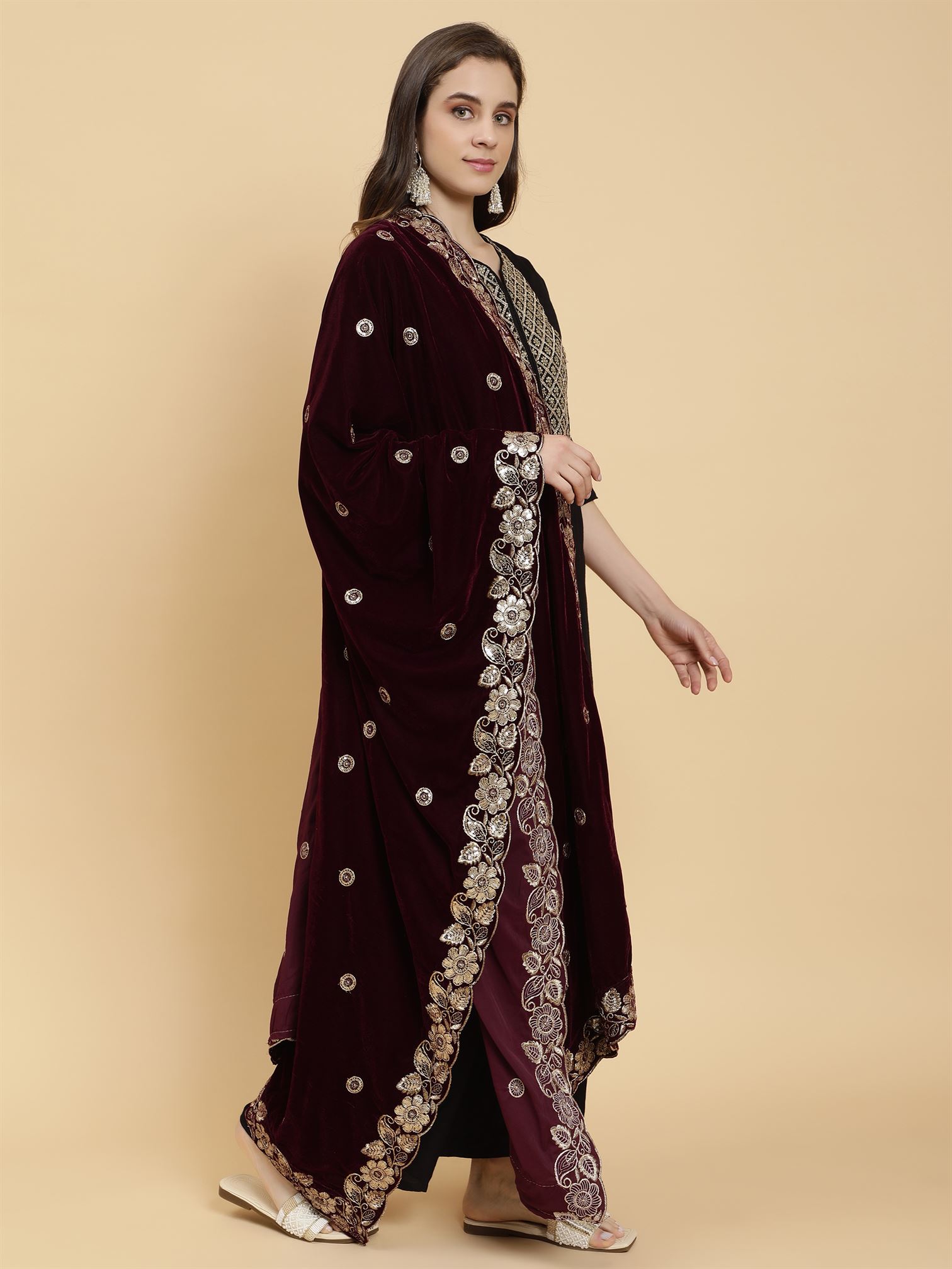 burgundy-embellished-velvet-dupatta-mcrcvd7232-moda-chales-5