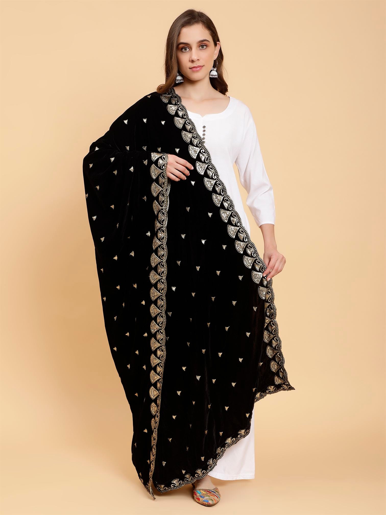 black-embellished-velvet-dupatta-mcrcvd7241-moda-chales-2