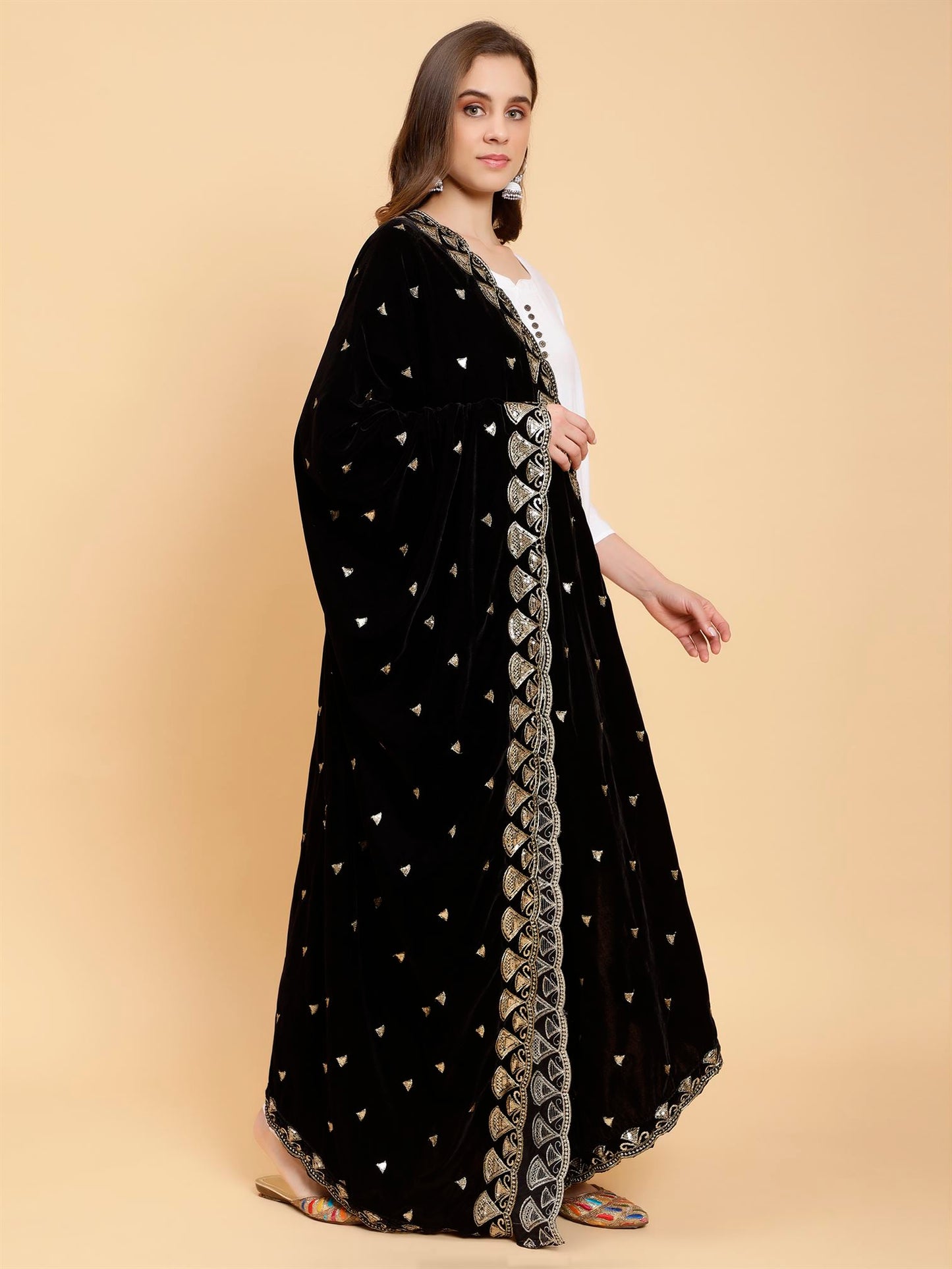 black-embellished-velvet-dupatta-mcrcvd7241-moda-chales-3