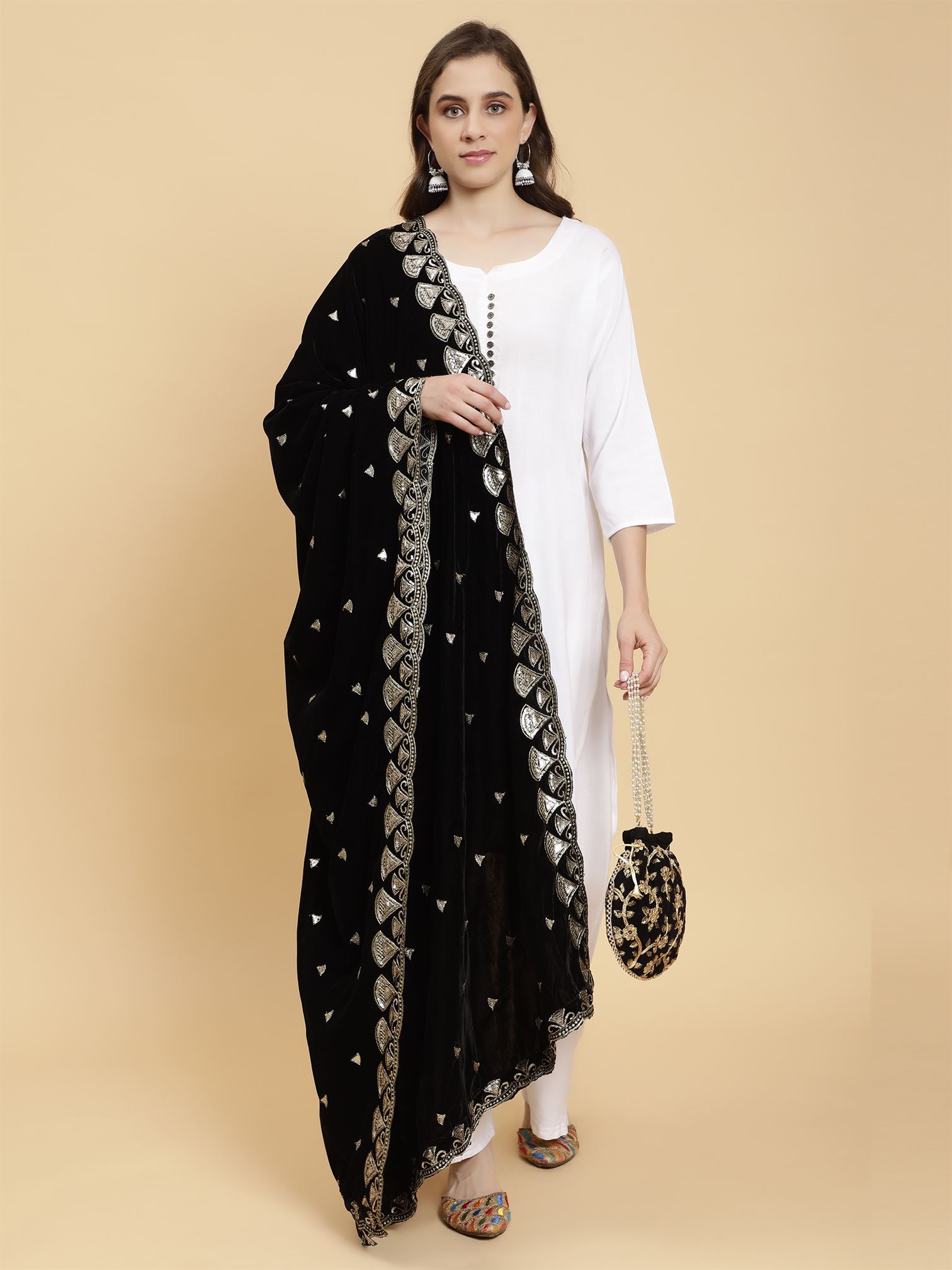 black-embellished-velvet-dupatta-mcrcvd7241-moda-chales-4