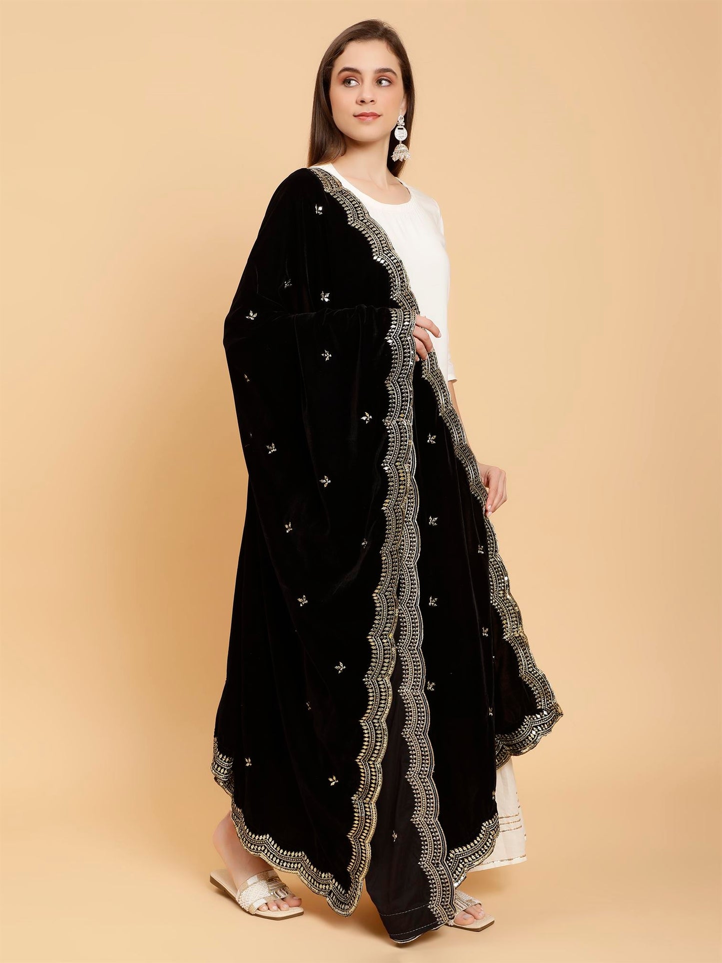 black-embellished-velvet-dupatta-mcrcvd7251-moda-chales-3