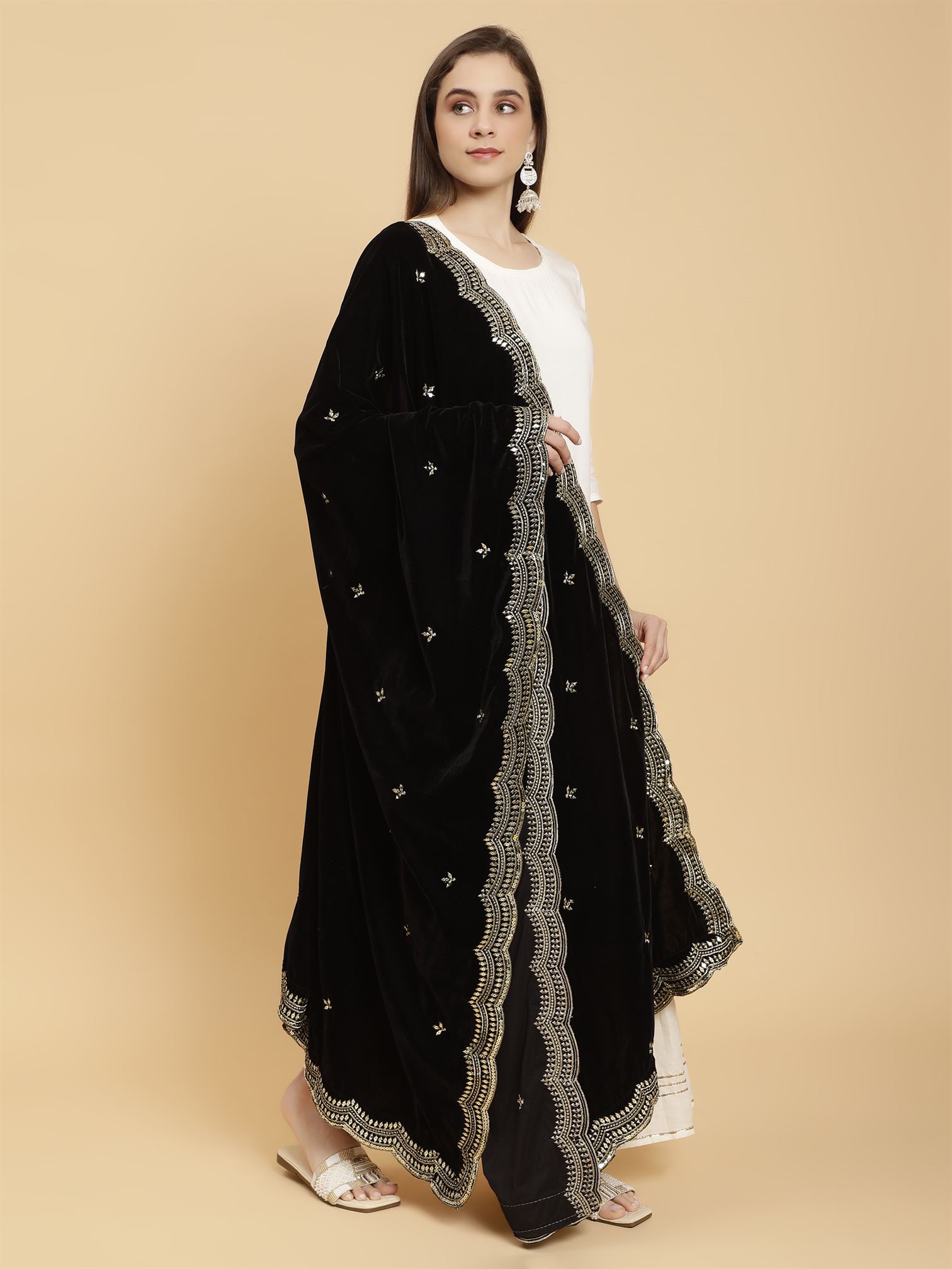 black-embellished-velvet-dupatta-mcrcvd7251-moda-chales-3