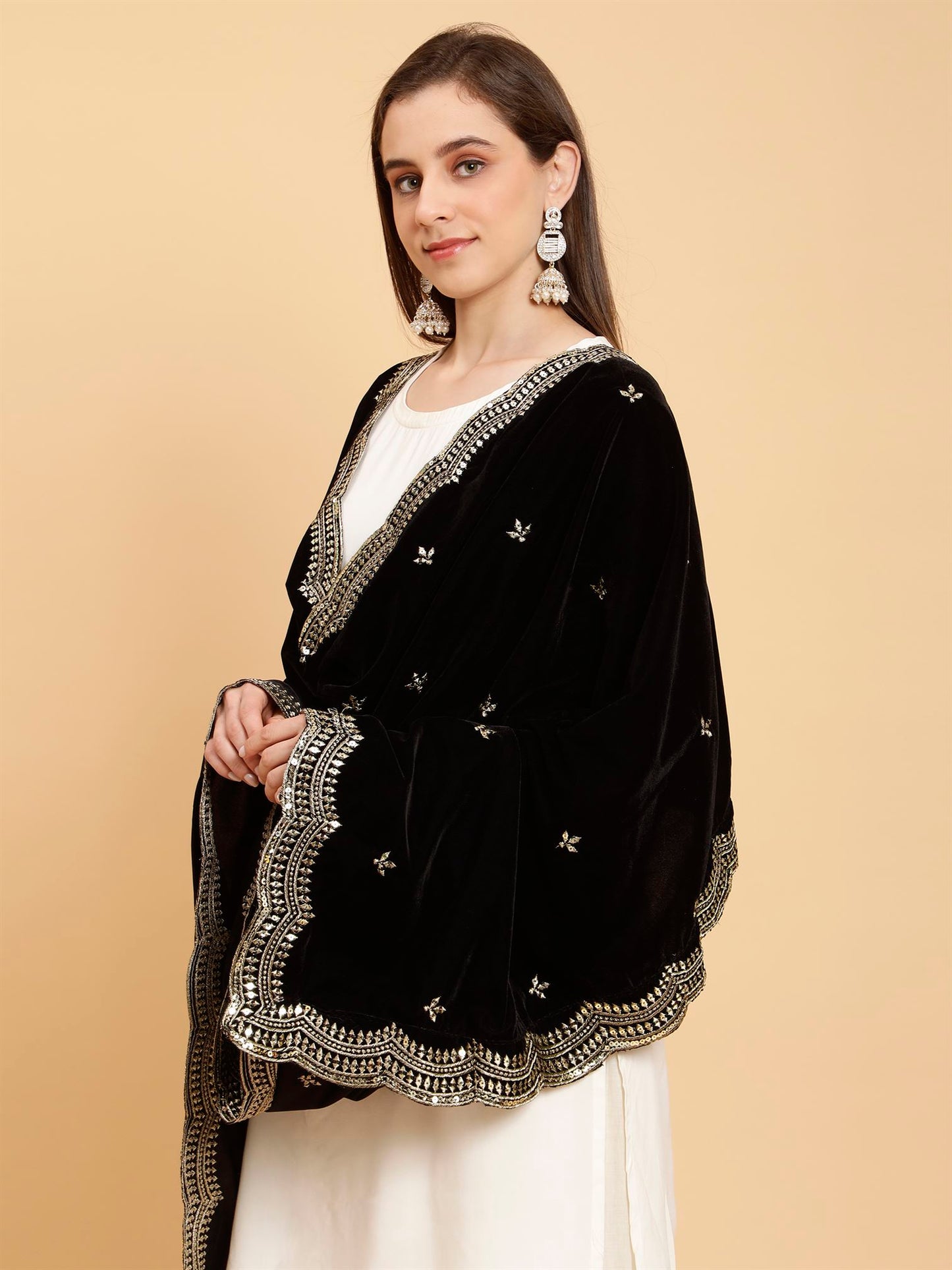 black-embellished-velvet-dupatta-mcrcvd7251-moda-chales-4