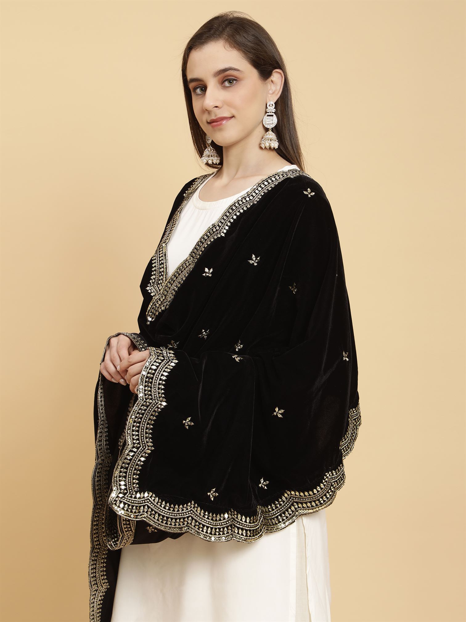 black-embellished-velvet-dupatta-mcrcvd7251-moda-chales-4