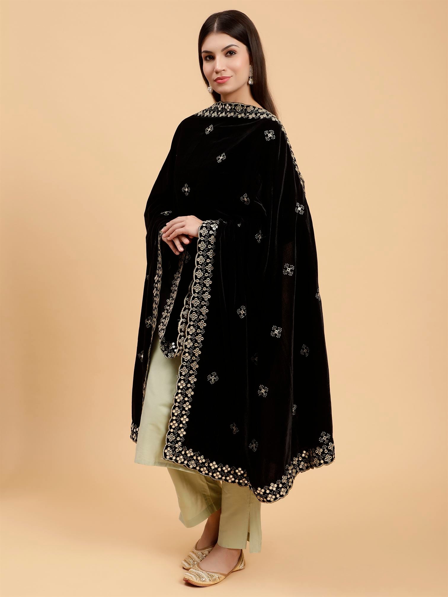 black-embellished-velvet-dupatta-mcrcvd7261-moda-chales-2