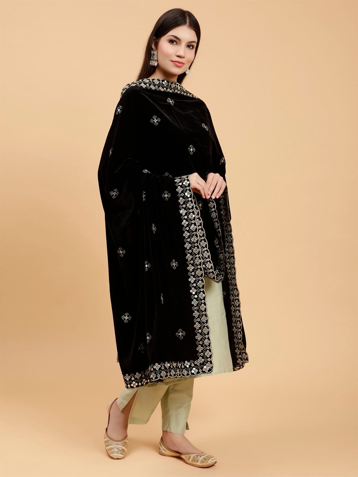 black-embellished-velvet-dupatta-mcrcvd7261-moda-chales-3