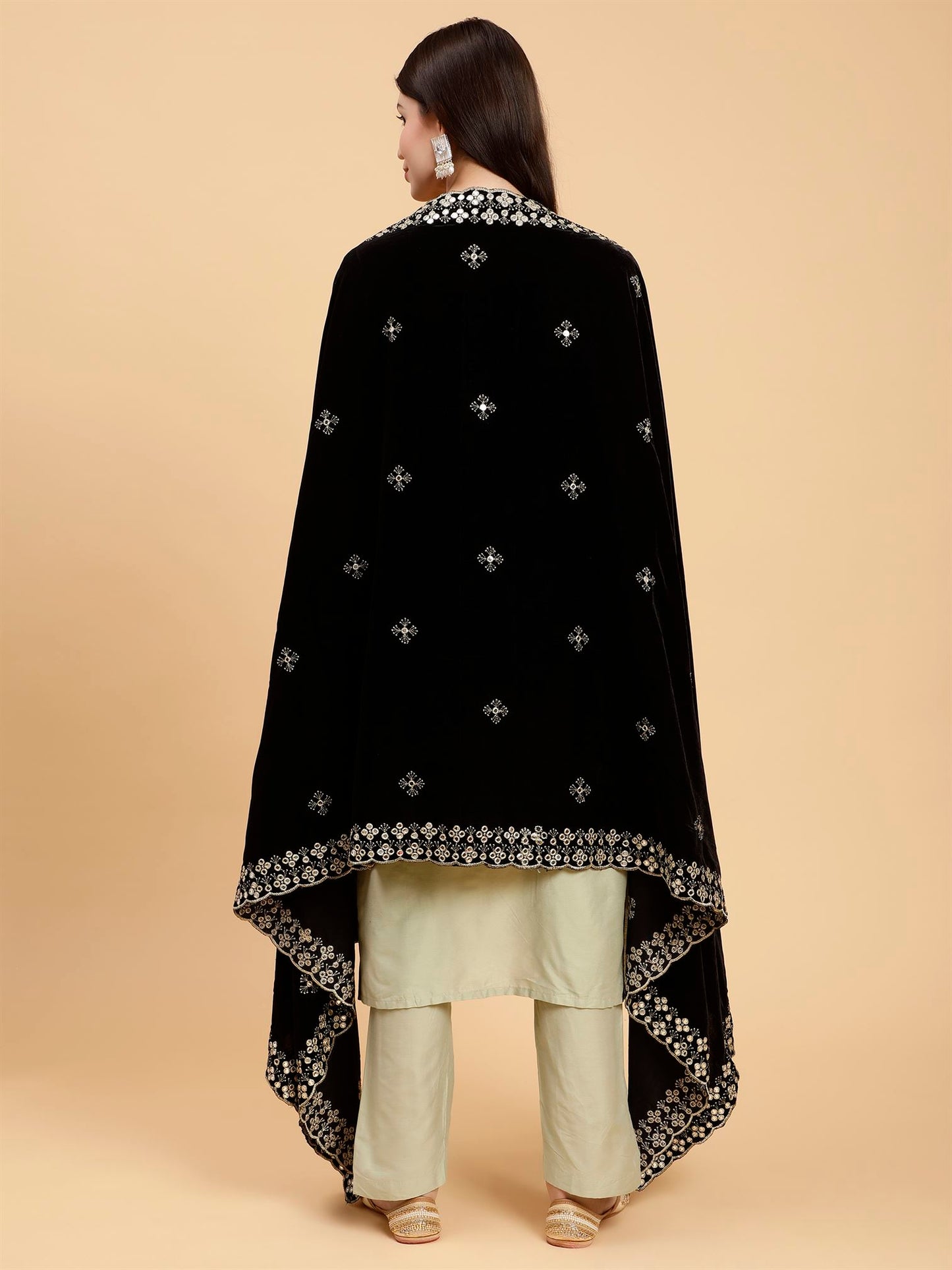 black-embellished-velvet-dupatta-mcrcvd7261-moda-chales-5