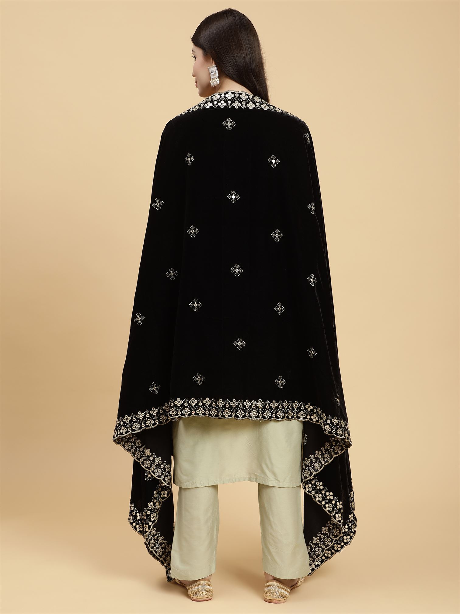 black-embellished-velvet-dupatta-mcrcvd7261-moda-chales-5