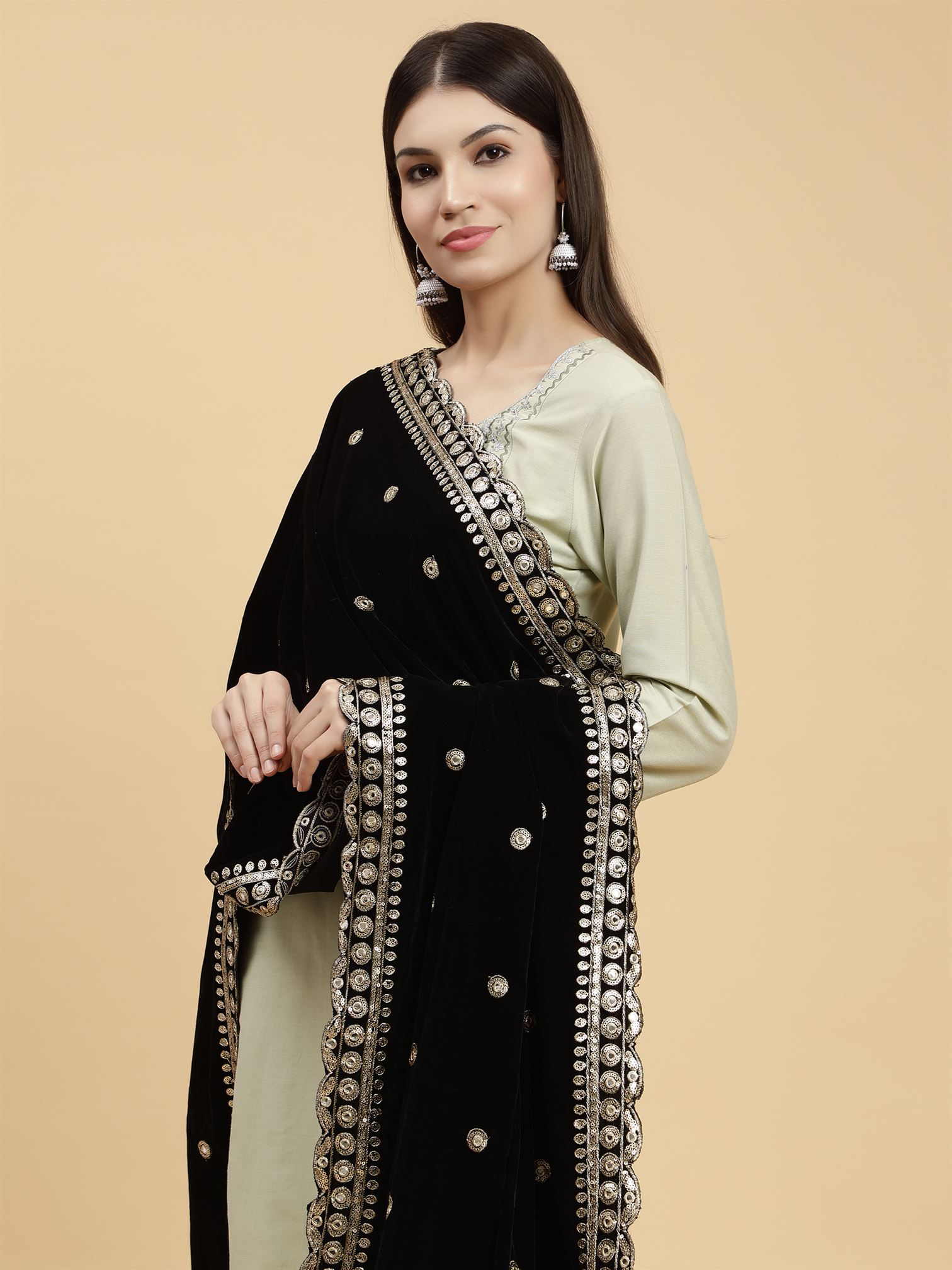 black-embellished-velvet-dupatta-mcrcvd7291-moda-chales-3