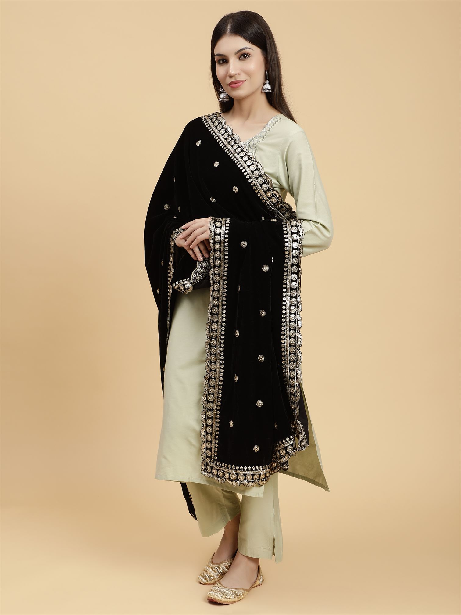 black-embellished-velvet-dupatta-mcrcvd7291-moda-chales-4