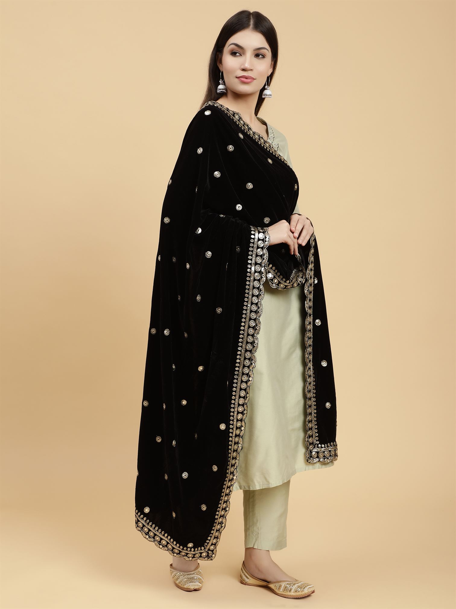 black-embellished-velvet-dupatta-mcrcvd7291-moda-chales-5