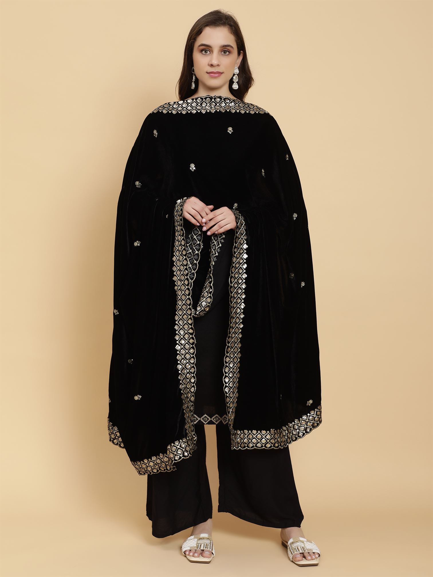 black-embellished-velvet-dupatta-mcrcvd7301-moda-chales-2