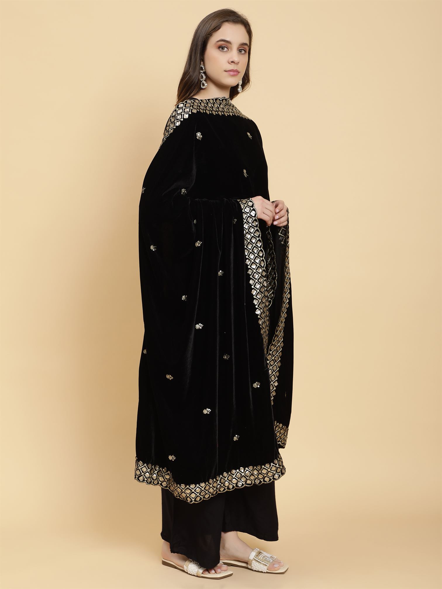 black-embellished-velvet-dupatta-mcrcvd7301-moda-chales-3
