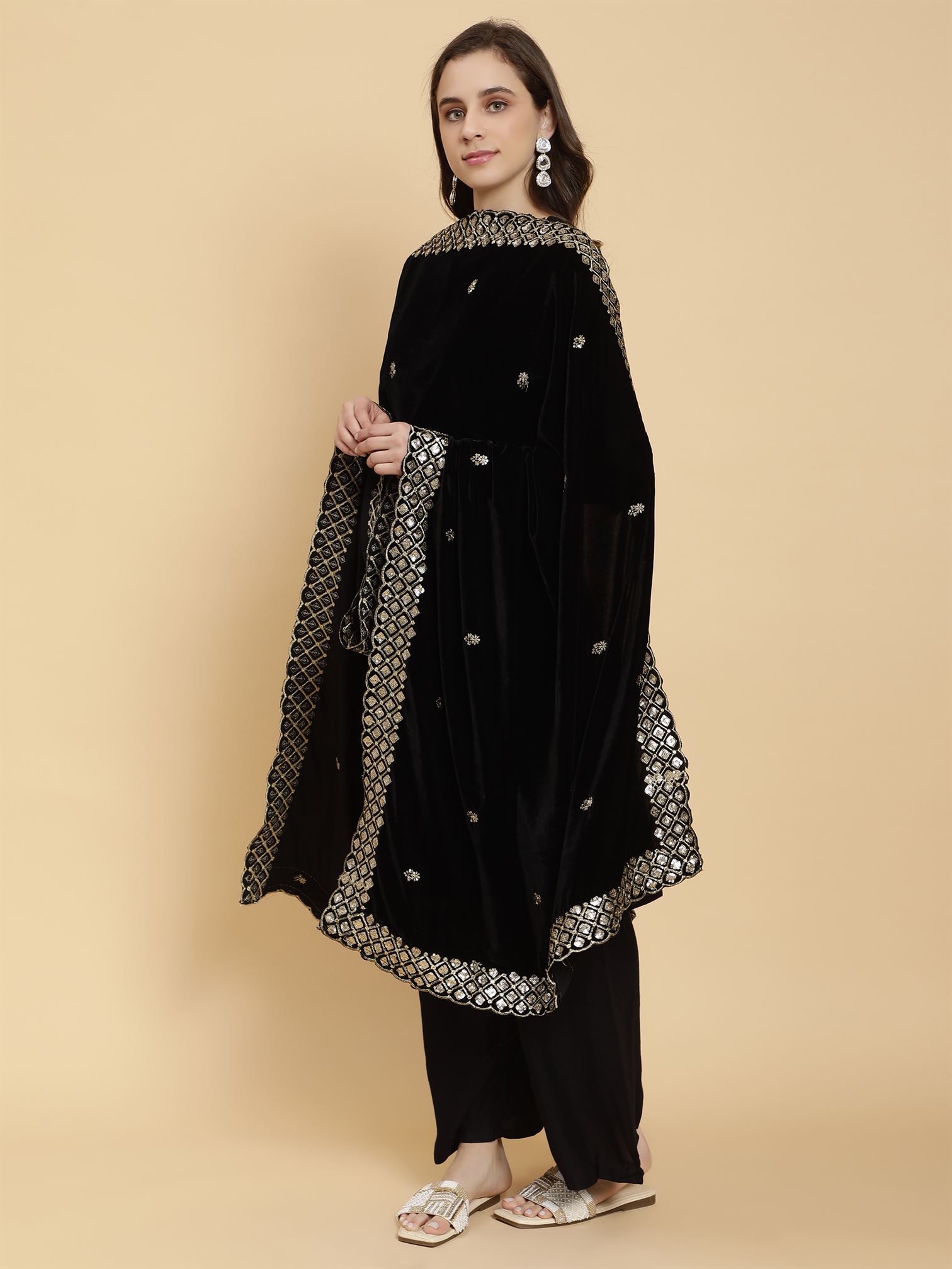 black-embellished-velvet-dupatta-mcrcvd7301-moda-chales-4