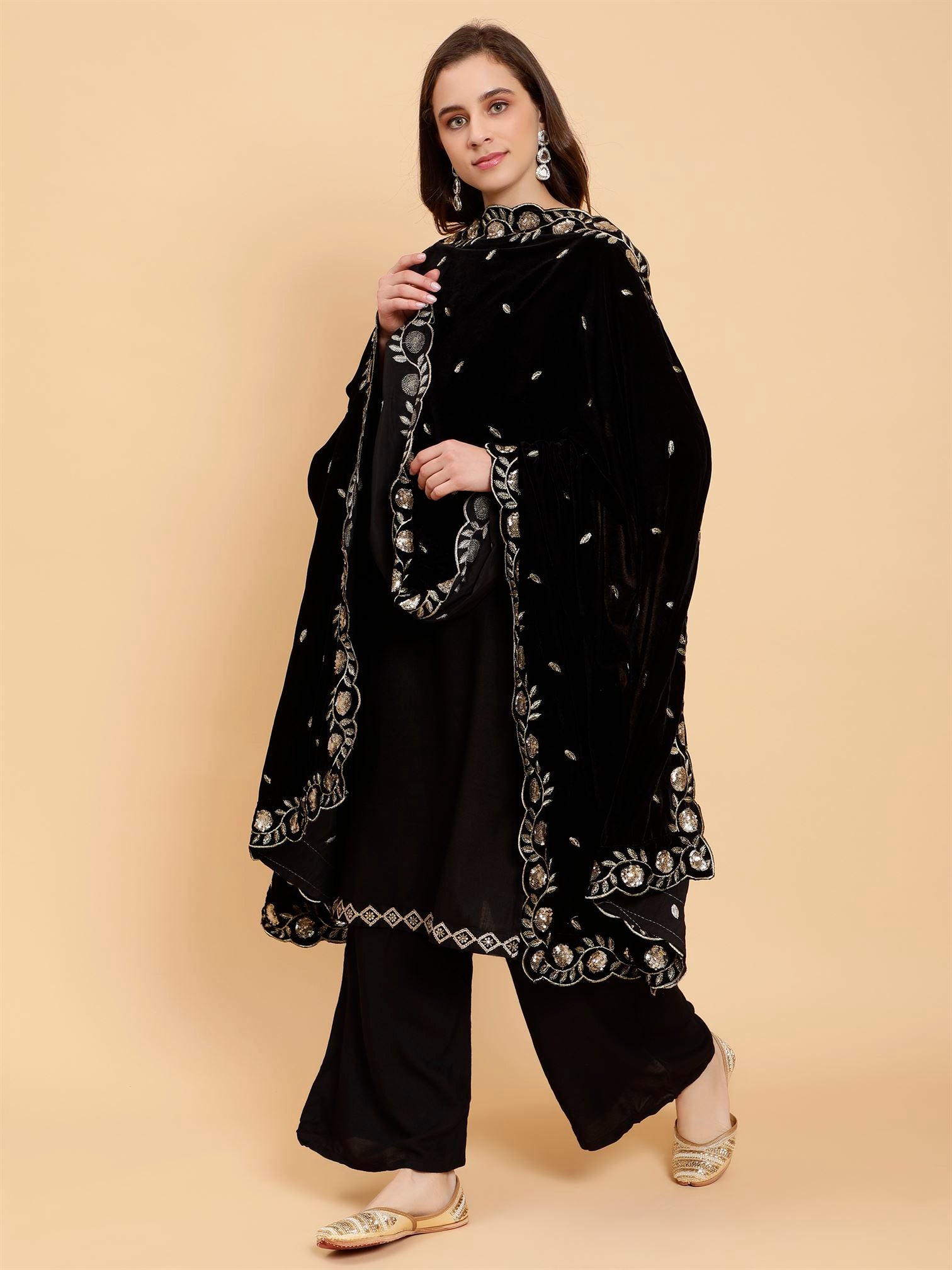 black-embellished-velvet-dupatta-mcrcvd7311-moda-chales-4