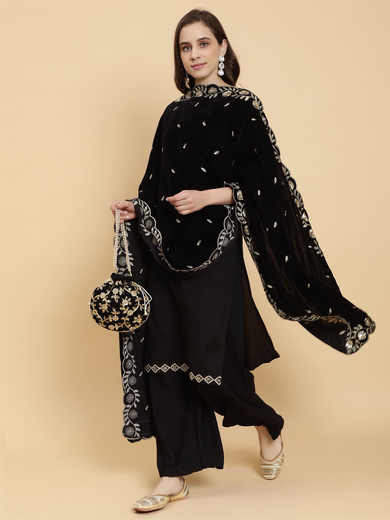 black-embellished-velvet-dupatta-mcrcvd7311-moda-chales-5