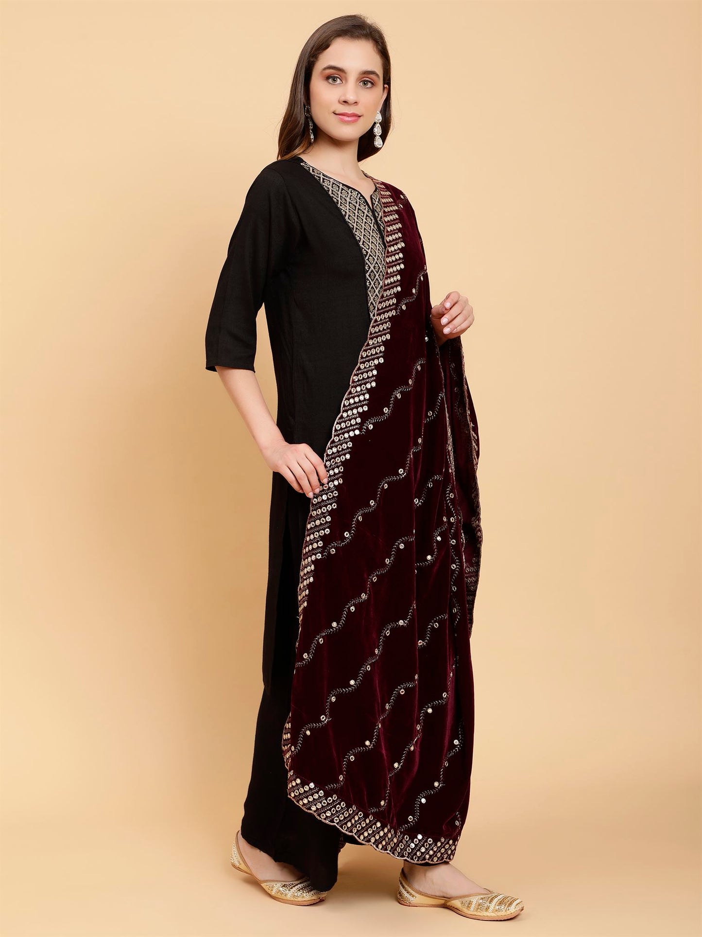 burgundy-embellished-velvet-dupatta-mcrcvd7322-moda-chales-3