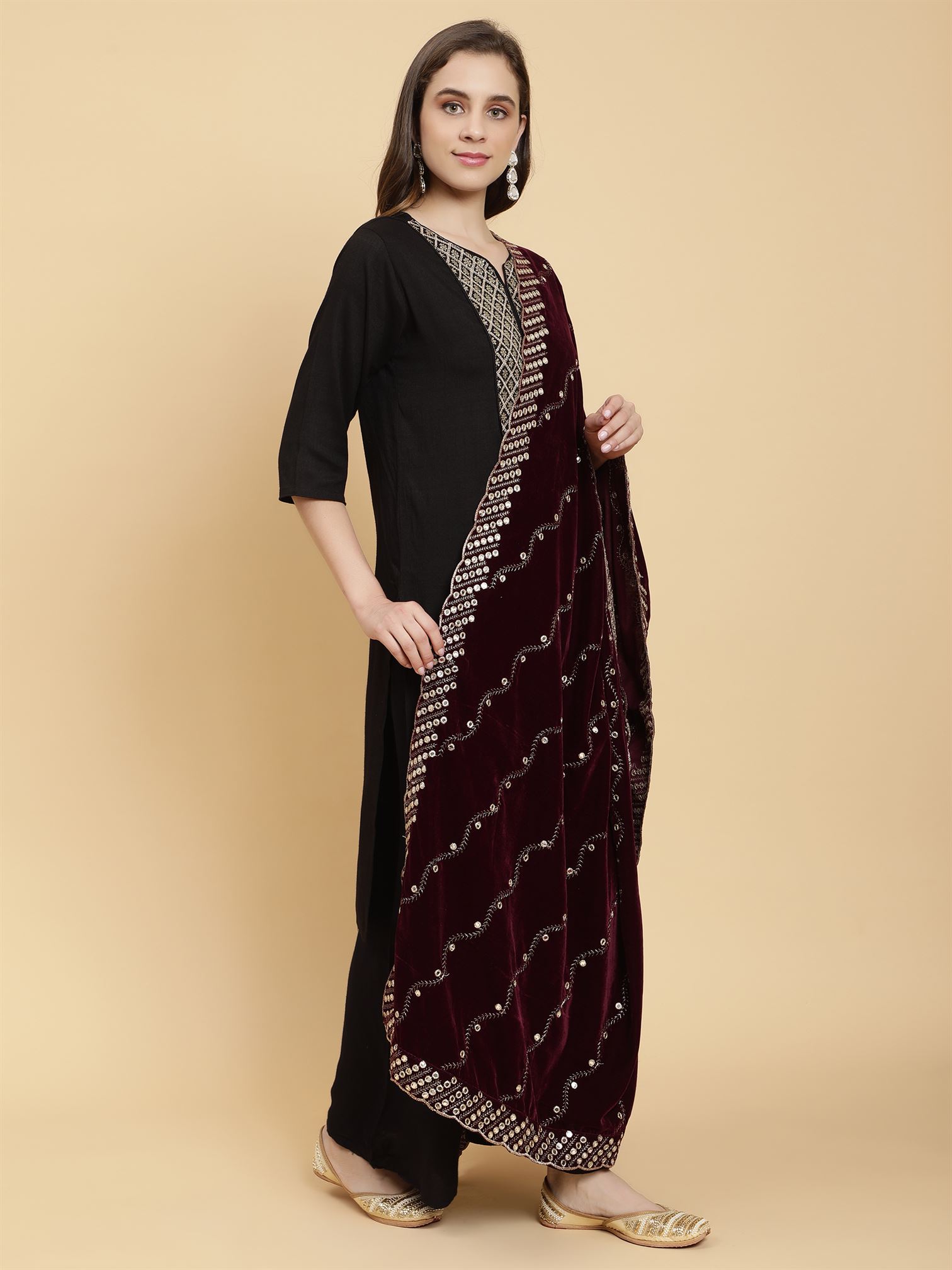 burgundy-embellished-velvet-dupatta-mcrcvd7322-moda-chales-3