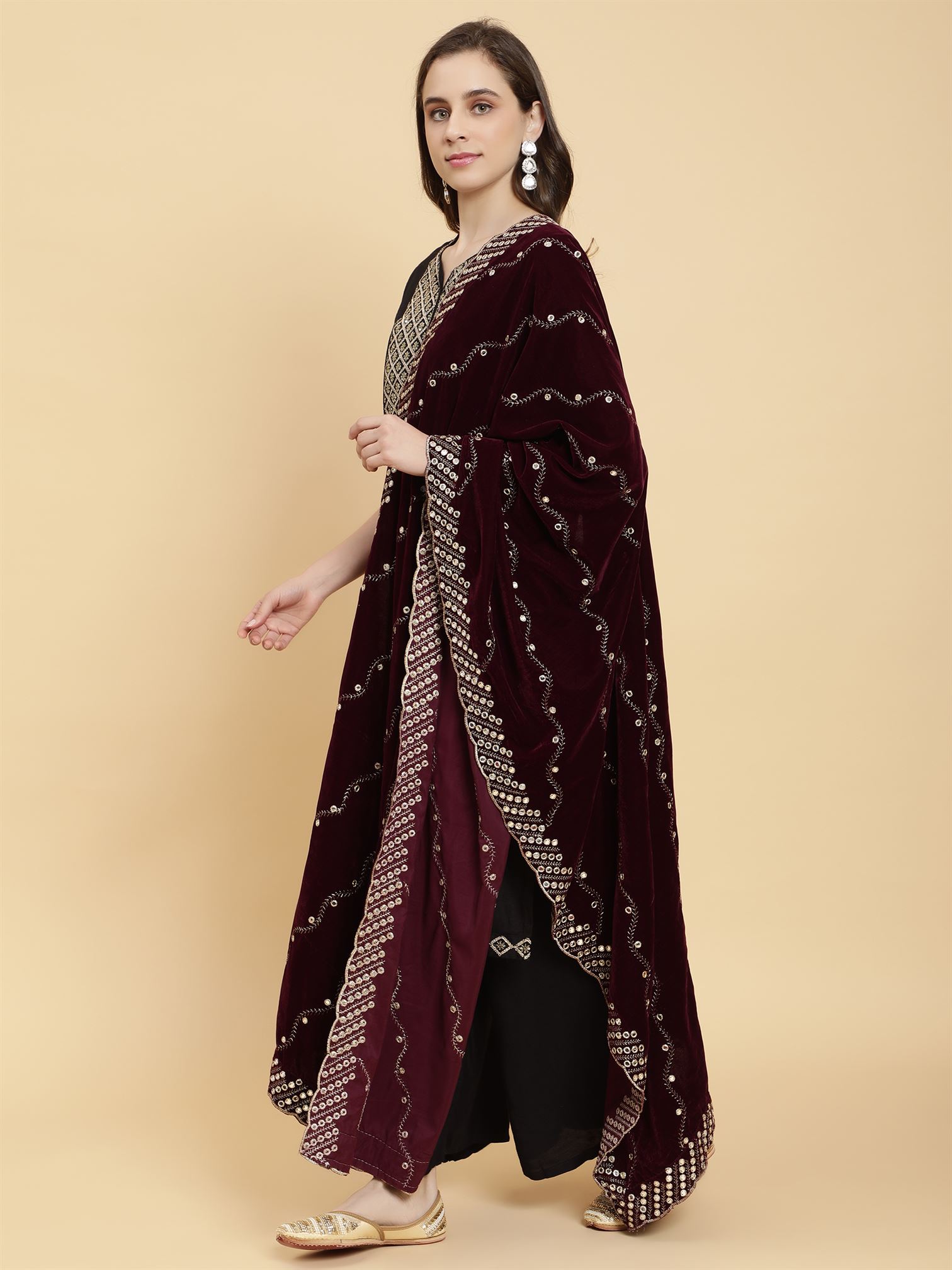 burgundy-embellished-velvet-dupatta-mcrcvd7322-moda-chales-4