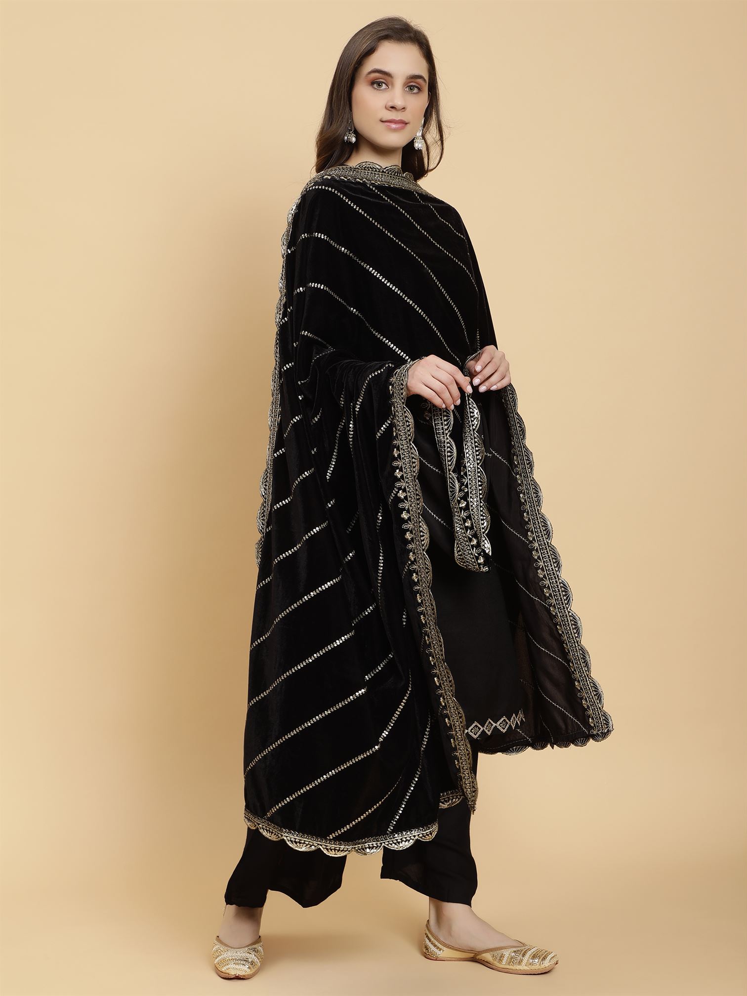 black-embellished-velvet-dupatta-mcrcvd7331-moda-chales-3