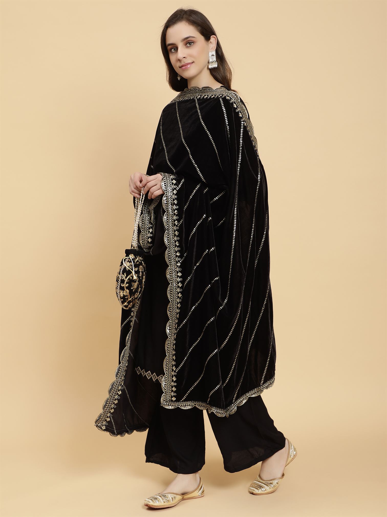 black-embellished-velvet-dupatta-mcrcvd7331-moda-chales-5