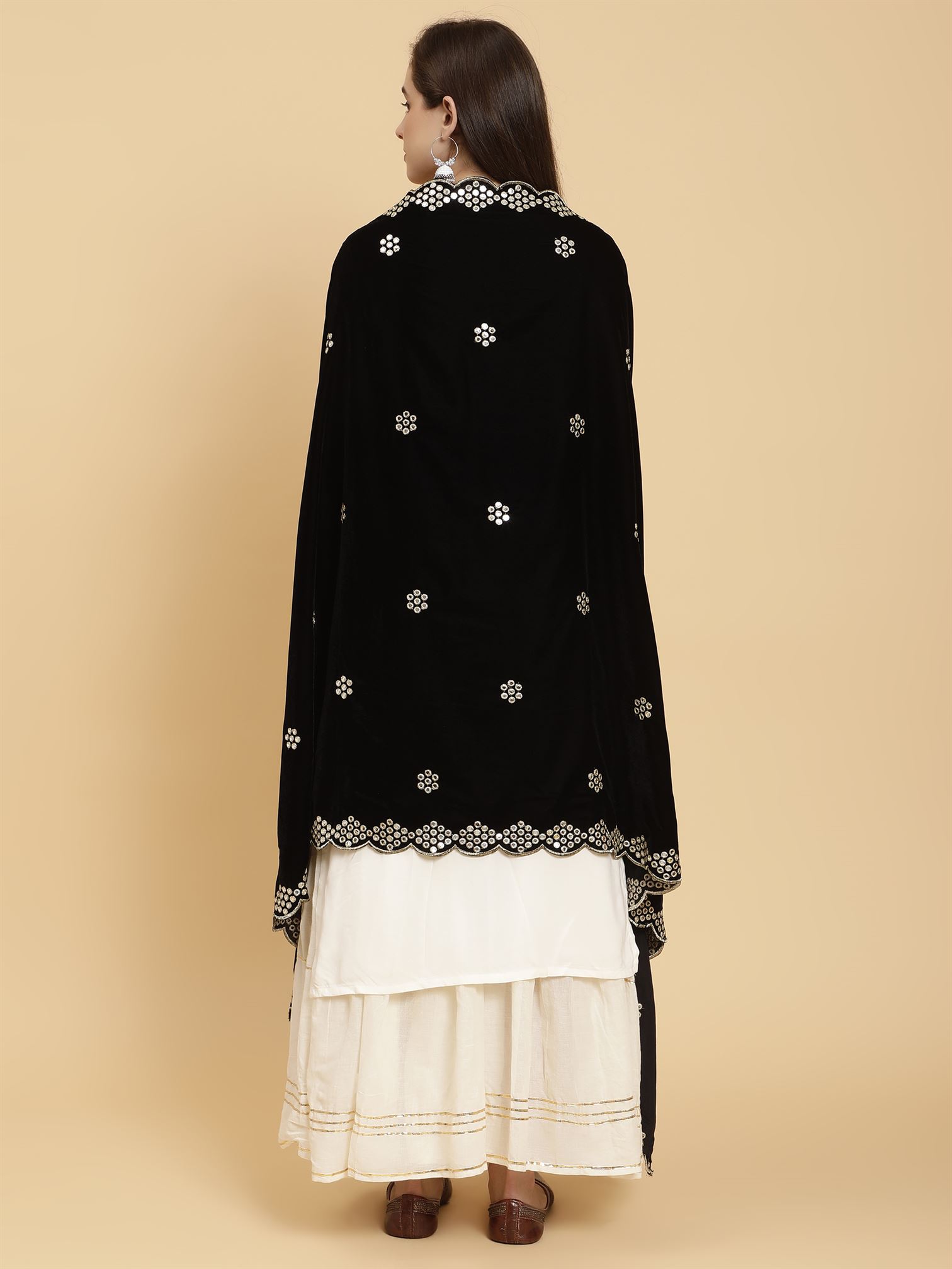 black-embellished-velvet-dupatta-mcrcvd7351-moda-chales-6