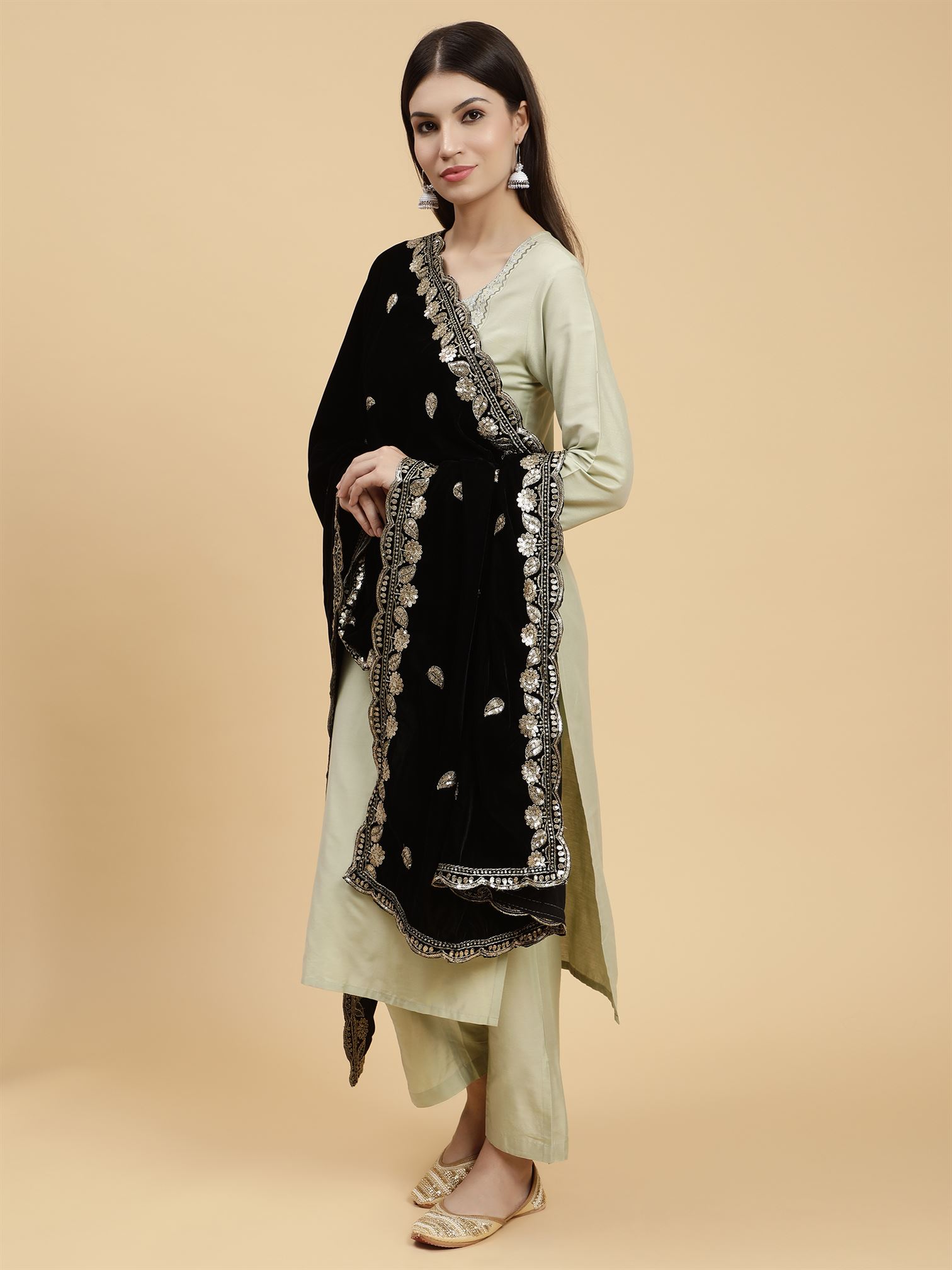 black-embellished-velvet-dupatta-mcrcvd7391-moda-chales-3