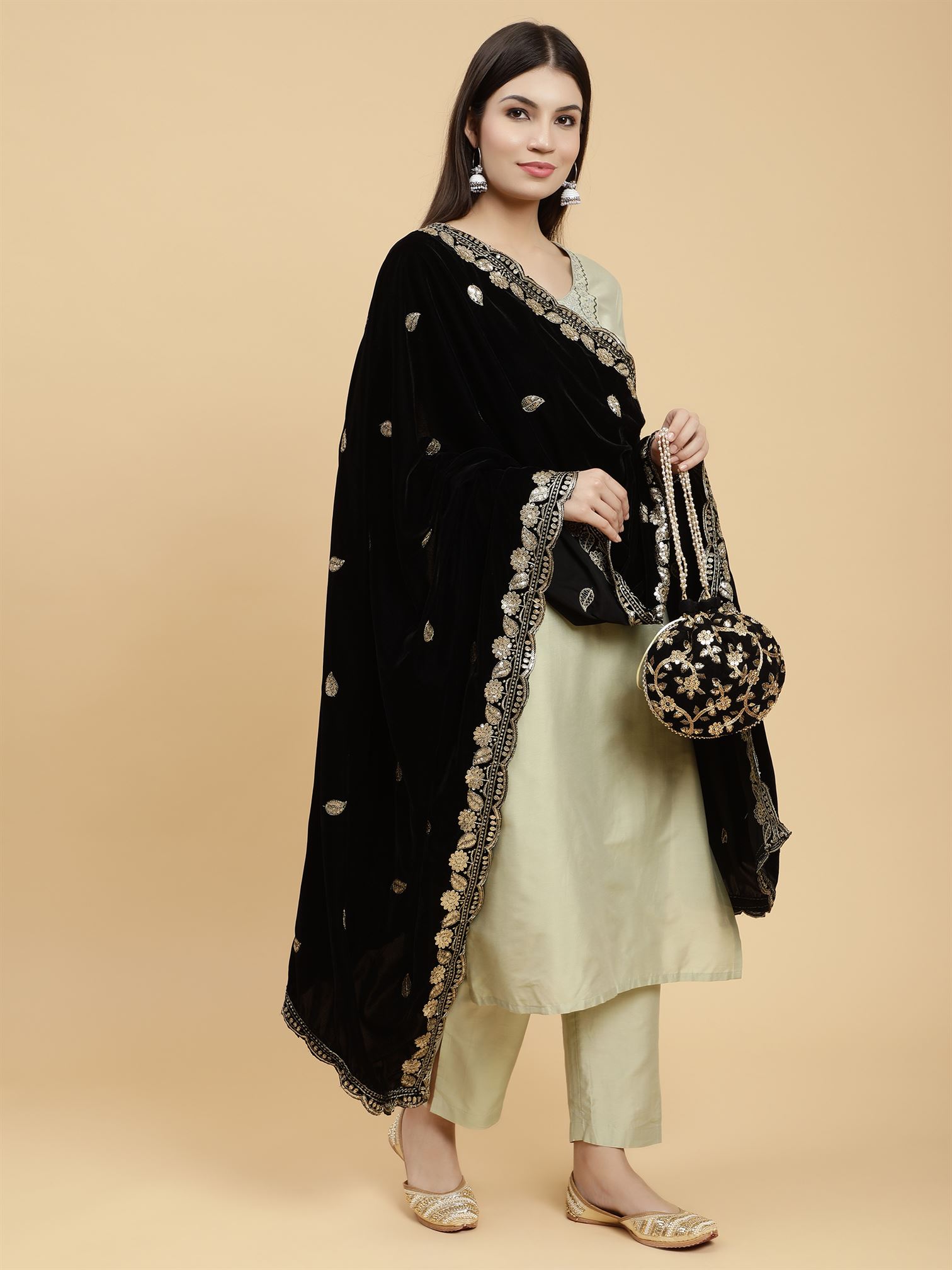 black-embellished-velvet-dupatta-mcrcvd7391-moda-chales-6