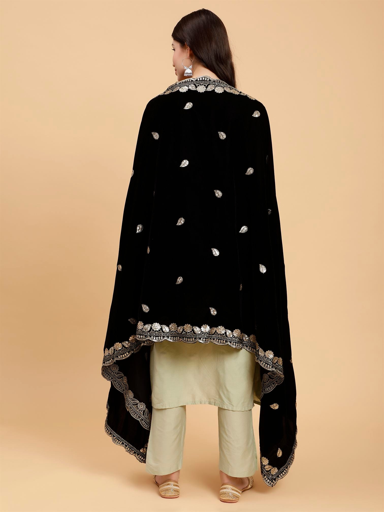 black-embellished-velvet-dupatta-mcrcvd7391-moda-chales-7