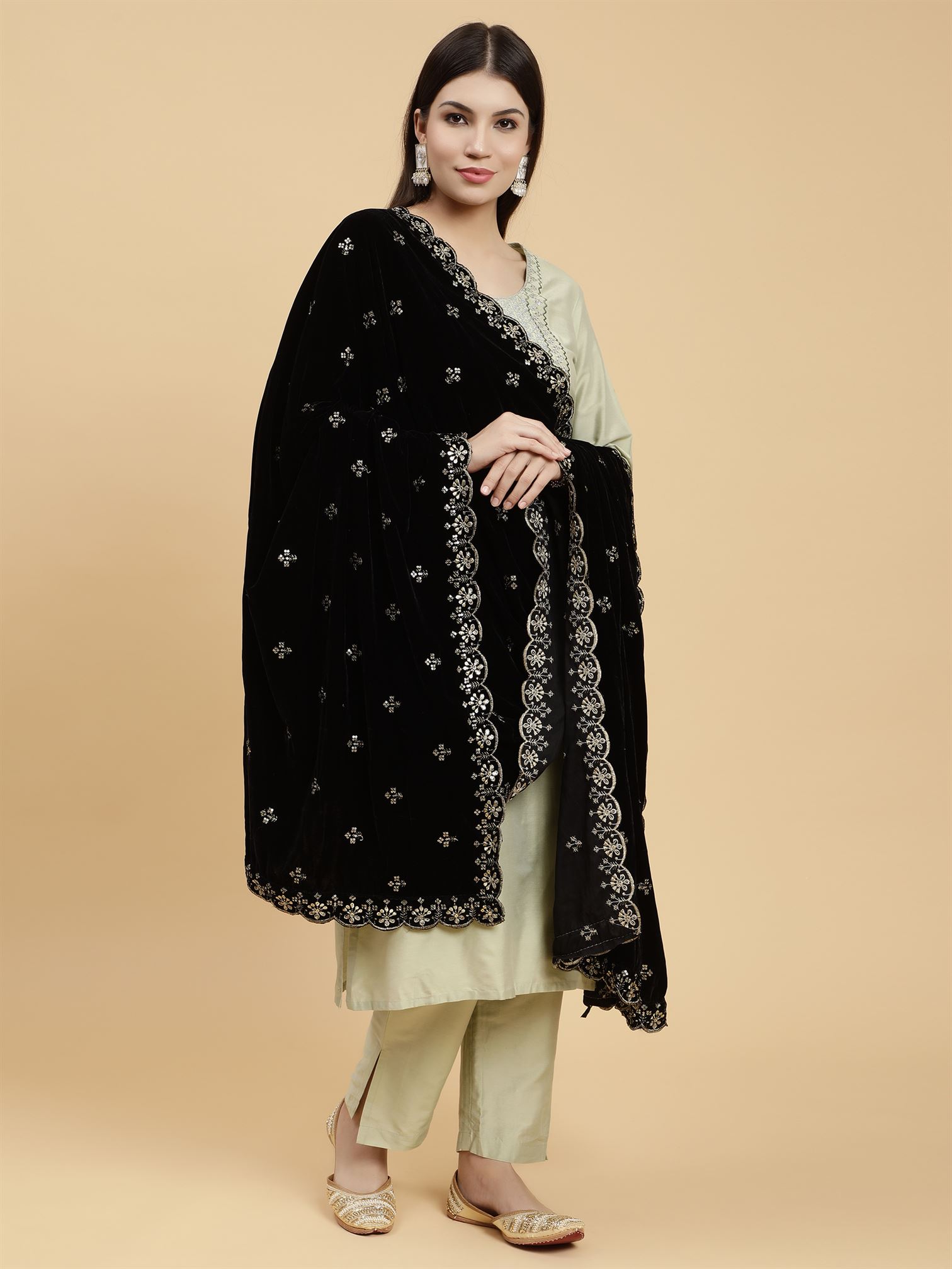 black-embellished-velvet-dupatta-mcrcvd7401-moda-chales-4