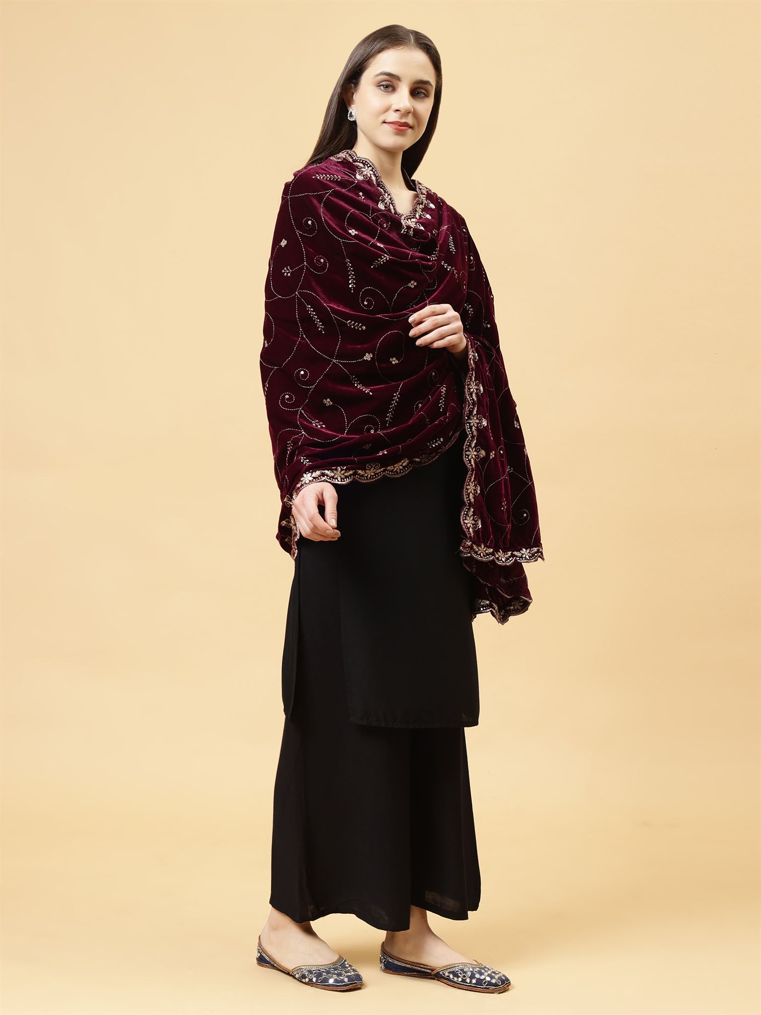 burgundy-leaf-patern-embroiderery-velvet-dupatta-mcrcvd7442-moda-chales-4