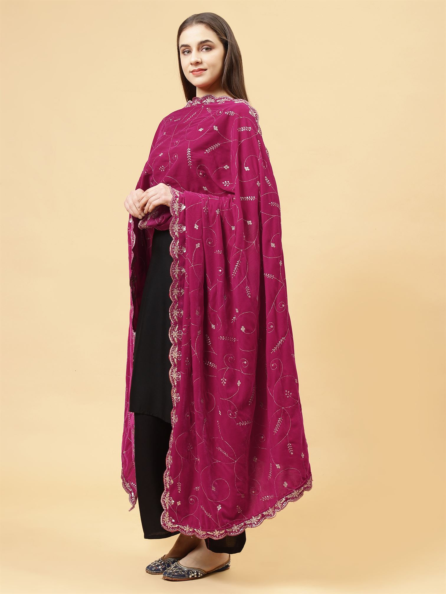 magenta-leaf-patern-embroiderery-velvet-dupatta-mcrcvd7445-moda-chales-3