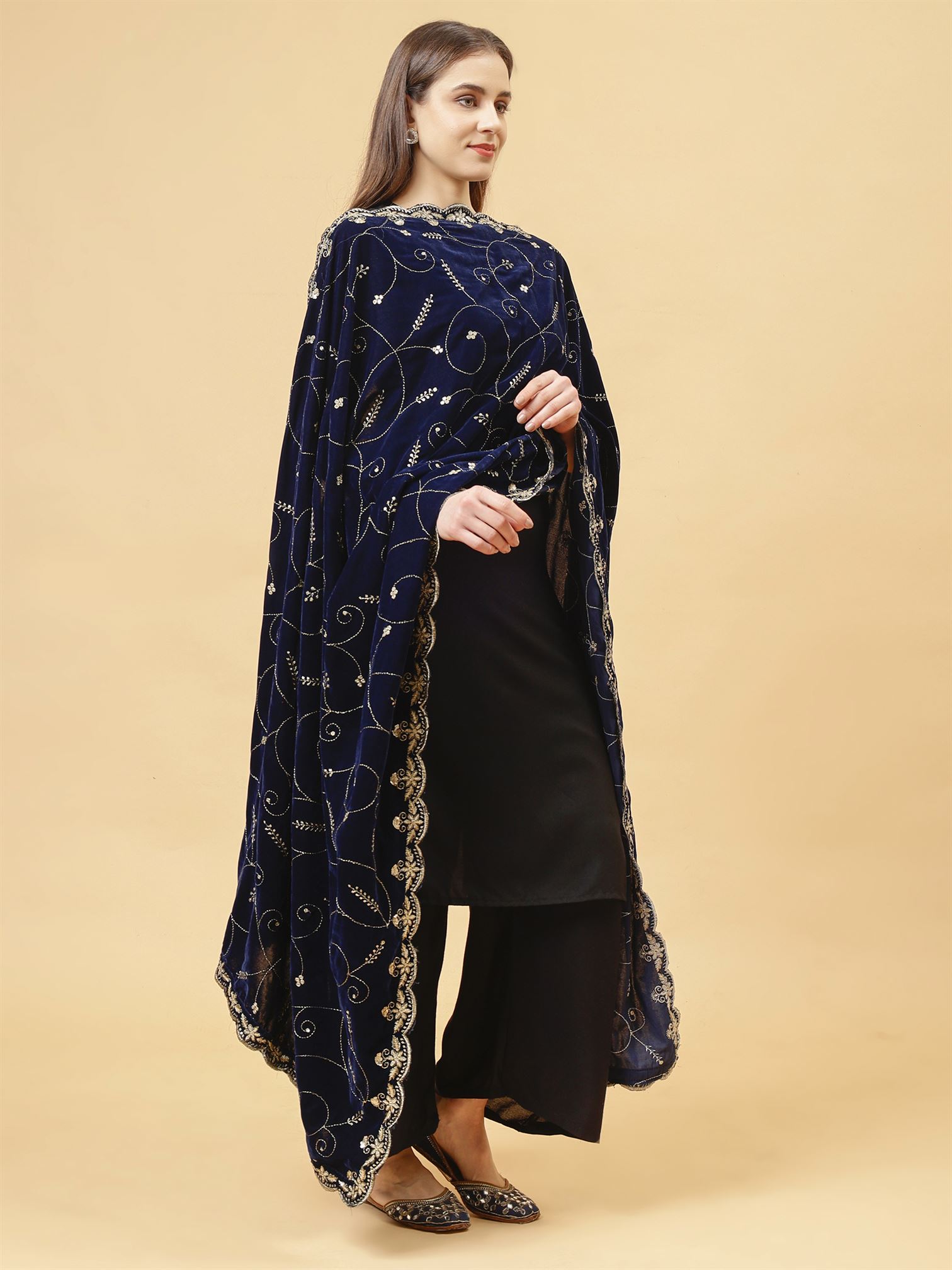 blue-leaf-patern-embroiderery-velvet-dupatta-mcrcvd7446-moda-chales-3